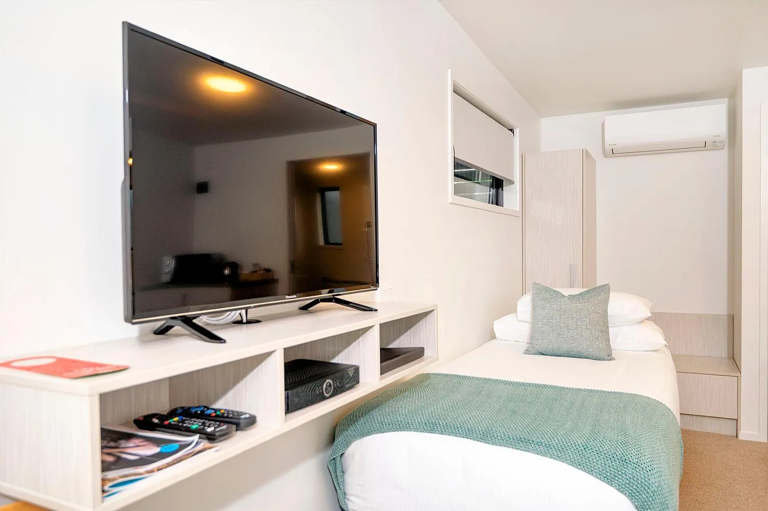 Bed in The Com Plex Motel