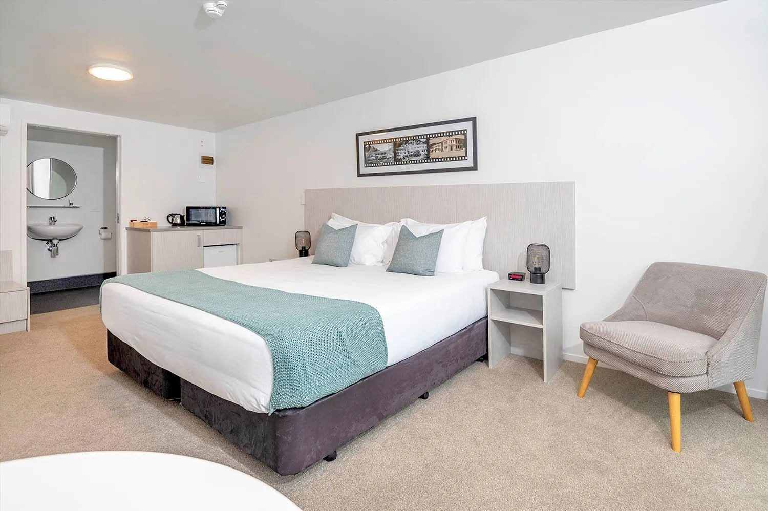 Bed in The Com Plex Motel