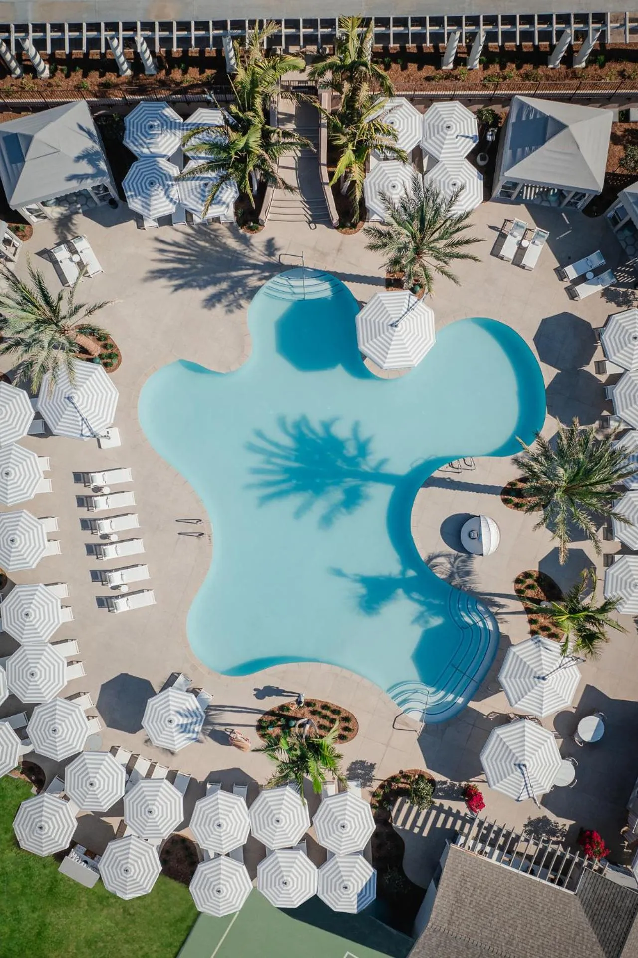 Swimming pool in The Langham Huntington, Pasadena