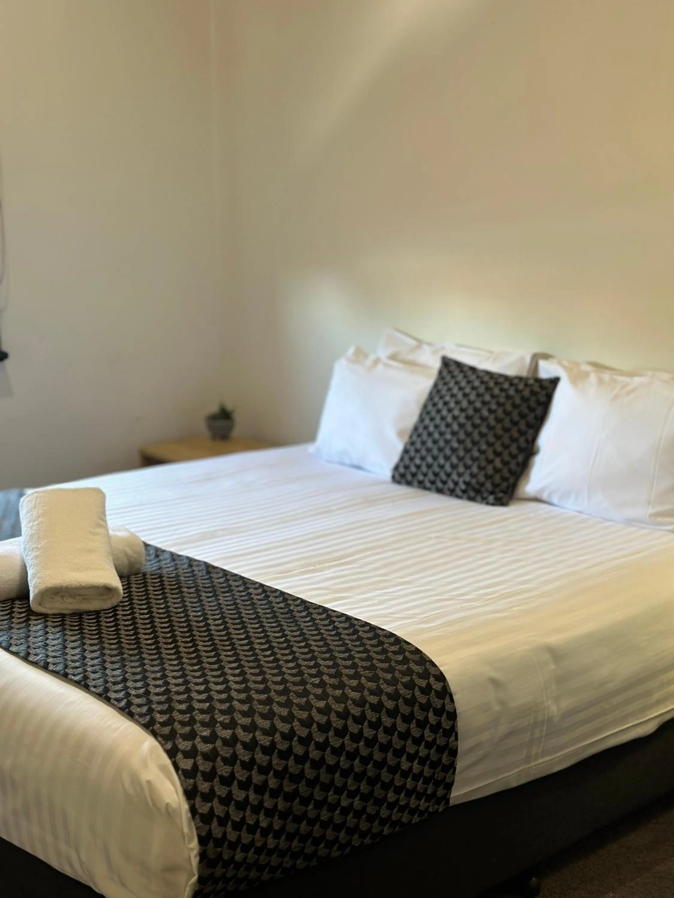 Bed in Romano's Hotel & Suites Wagga Wagga