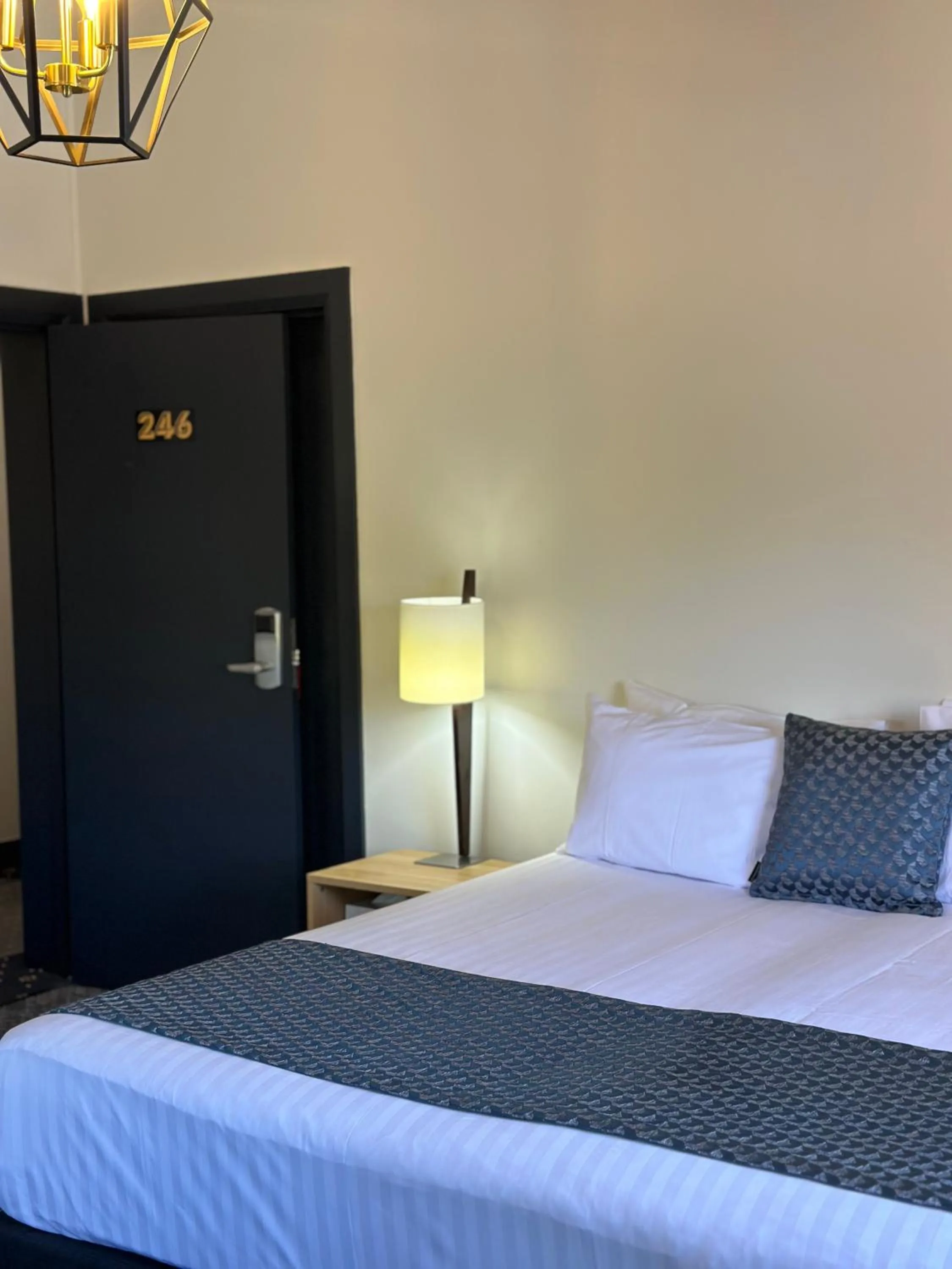 Bed in Romano's Hotel & Suites Wagga Wagga