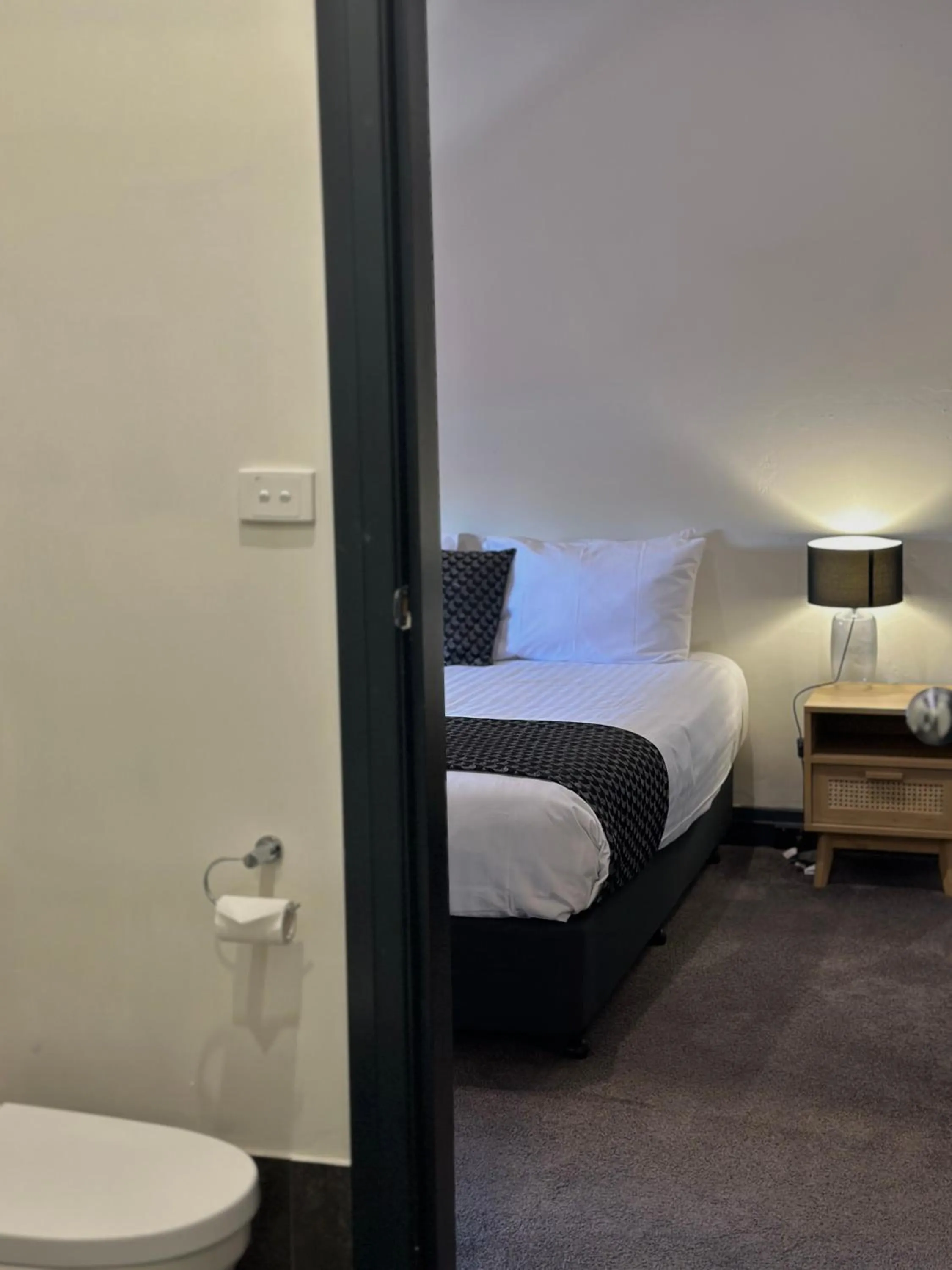Toilet, Bed in Romano's Hotel & Suites Wagga Wagga