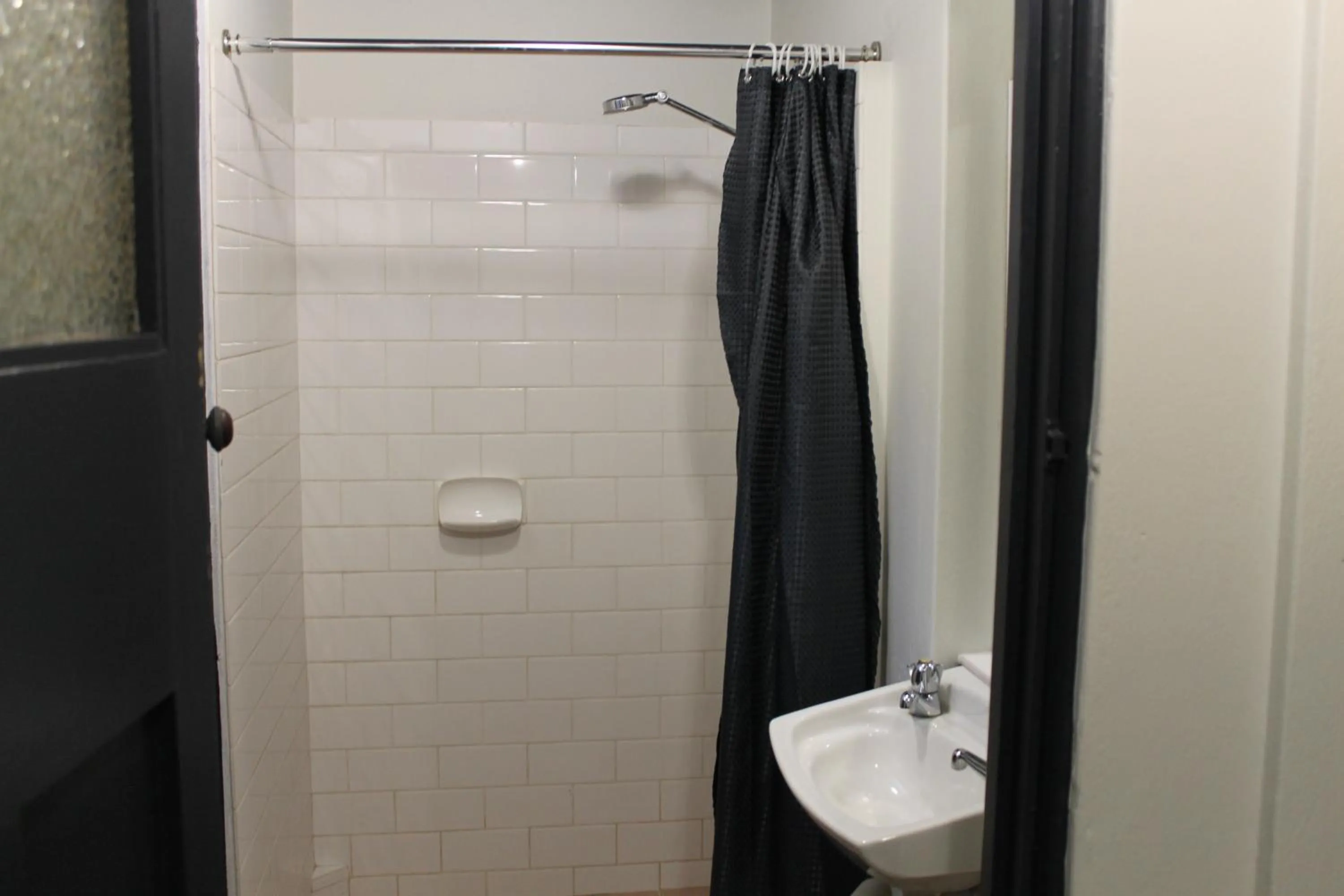 Shower in Romano's Hotel & Suites Wagga Wagga