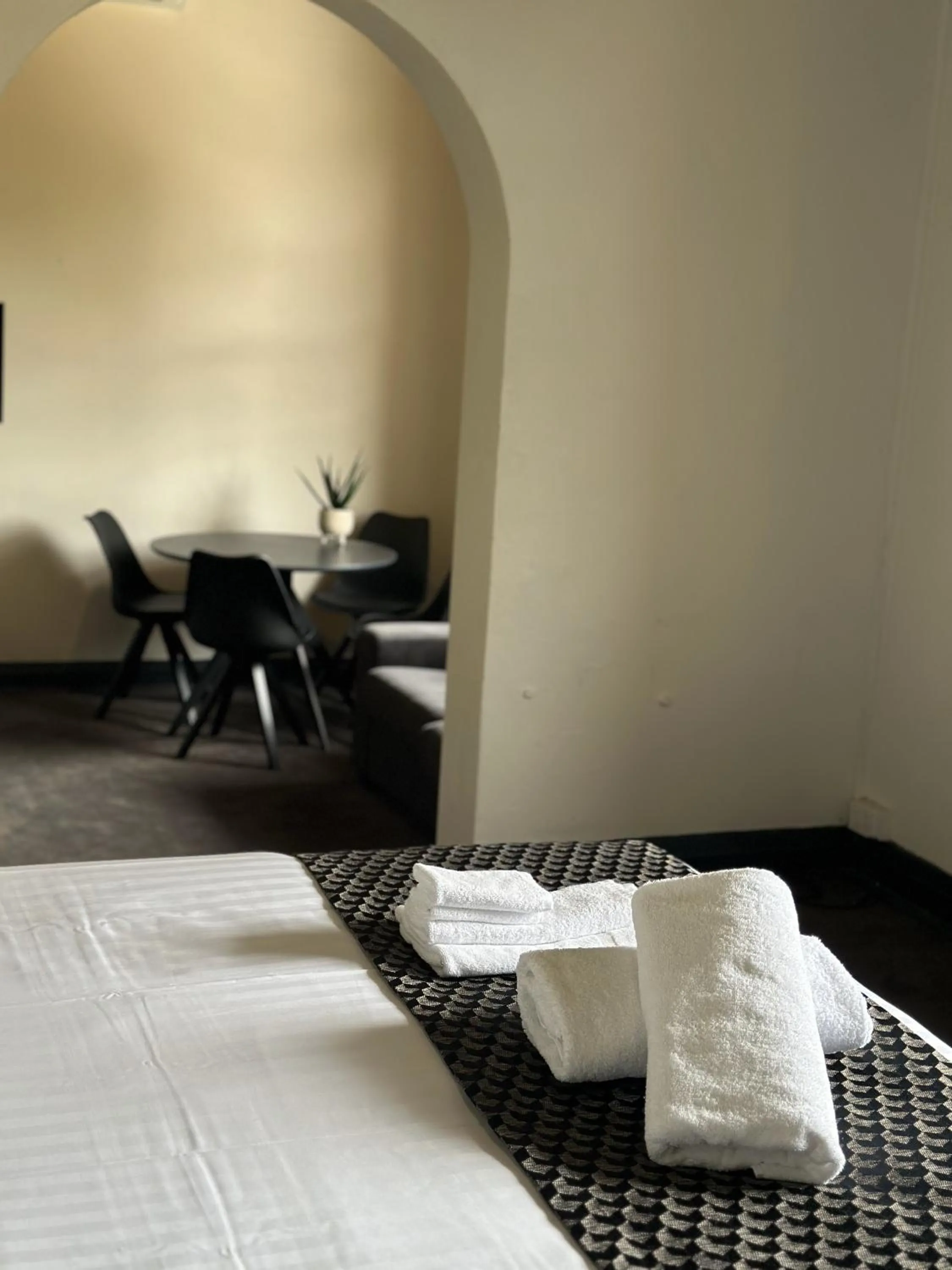 Bed in Romano's Hotel & Suites Wagga Wagga