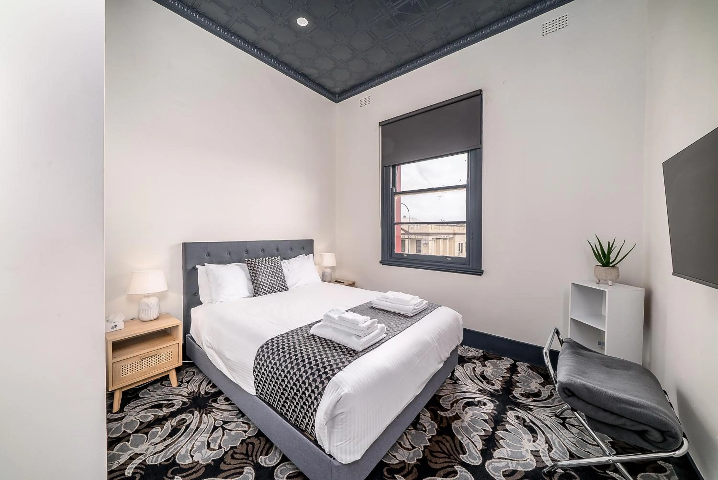 Photo of the whole room, Bed in Romano's Hotel & Suites Wagga Wagga