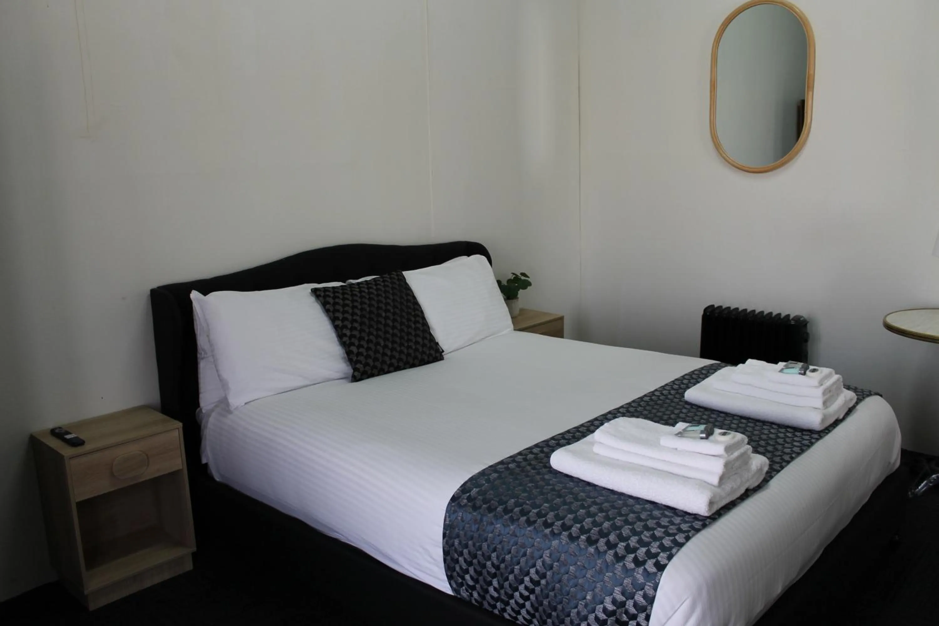 Bed in Romano's Hotel & Suites Wagga Wagga