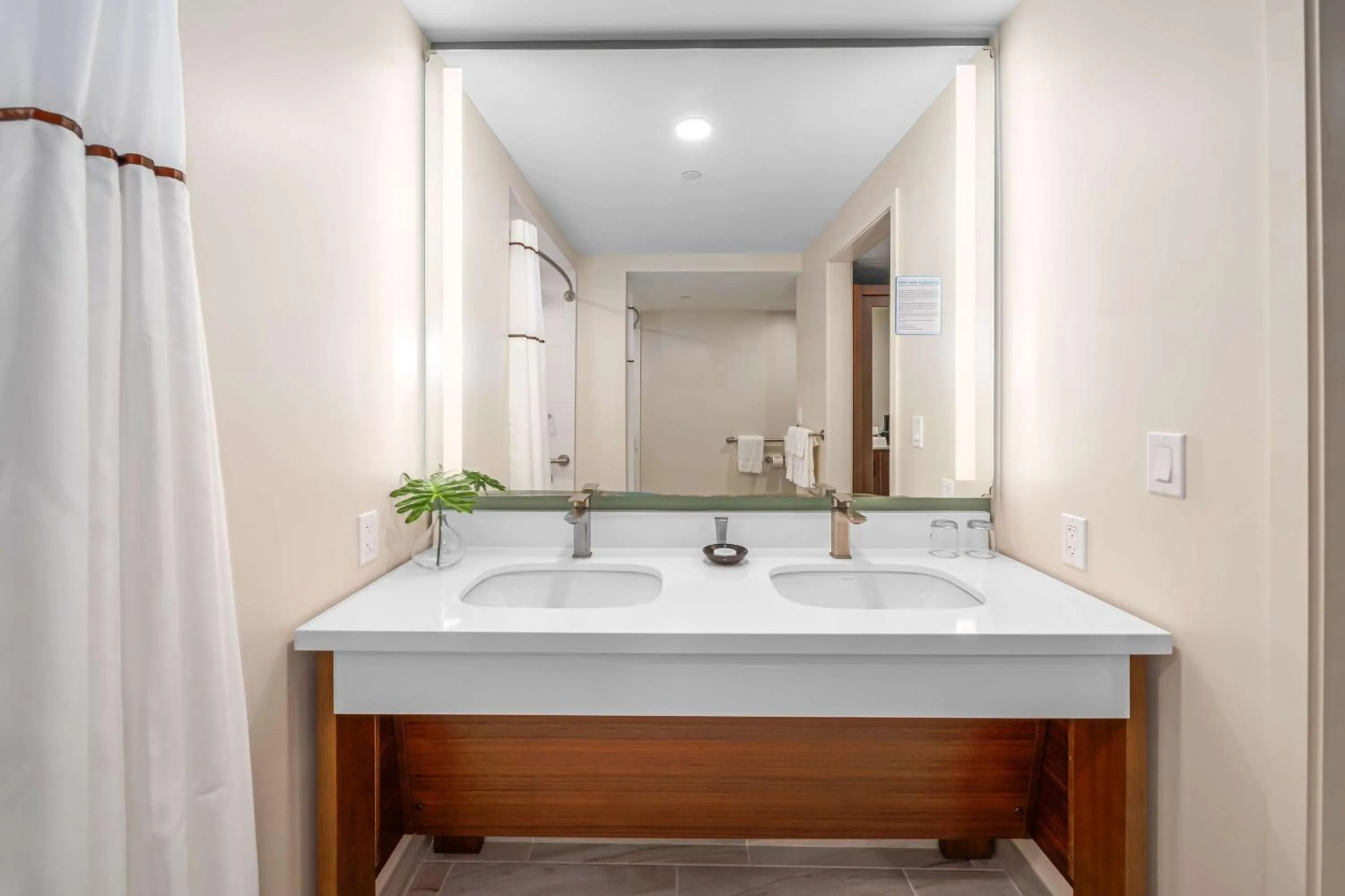 Bathroom in OUTRIGGER Kāʻanapali Beach Resort