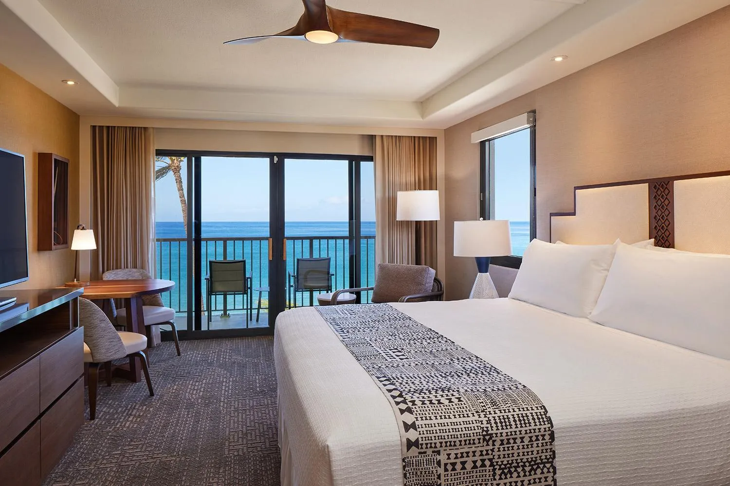 Sea view, Bed in OUTRIGGER Kāʻanapali Beach Resort