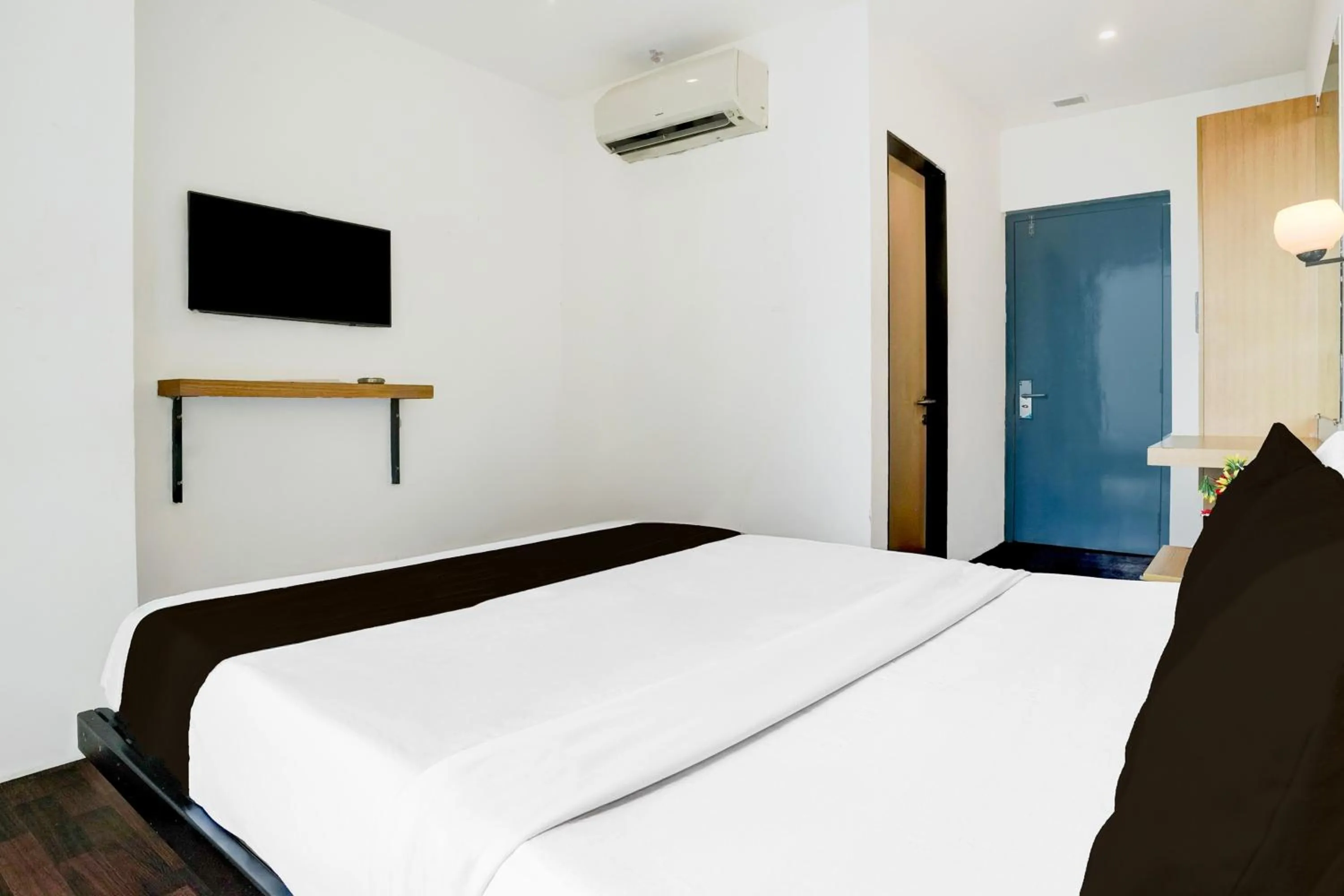 Bedroom, Bed in Super Townhouse PBG Mall Vashi