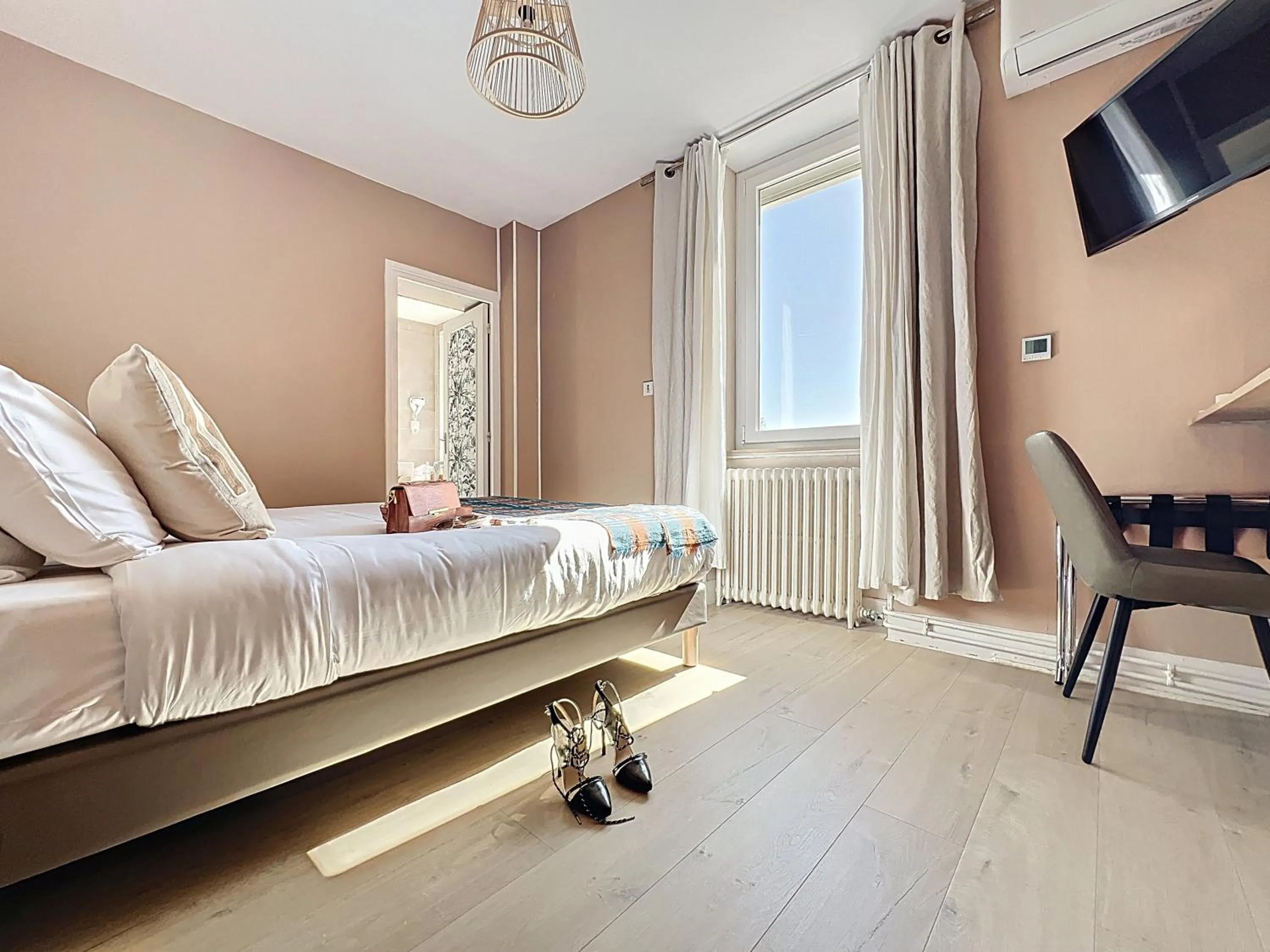 Bedroom, Bed in Auberge la musardière