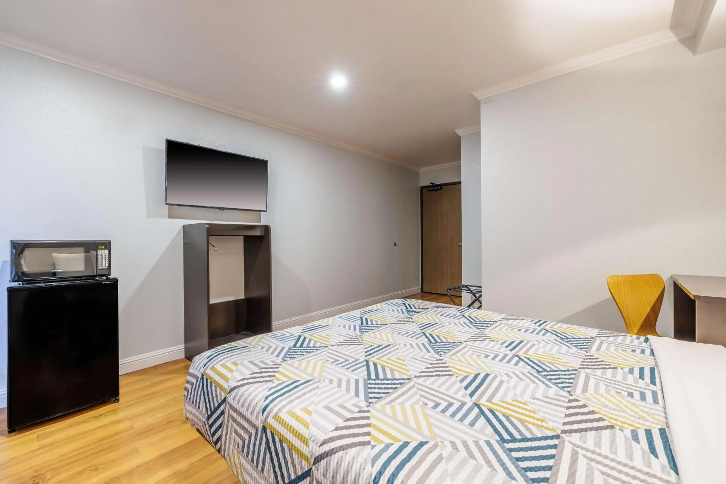 Bedroom, Bed in Motel 6-Auburn, CA