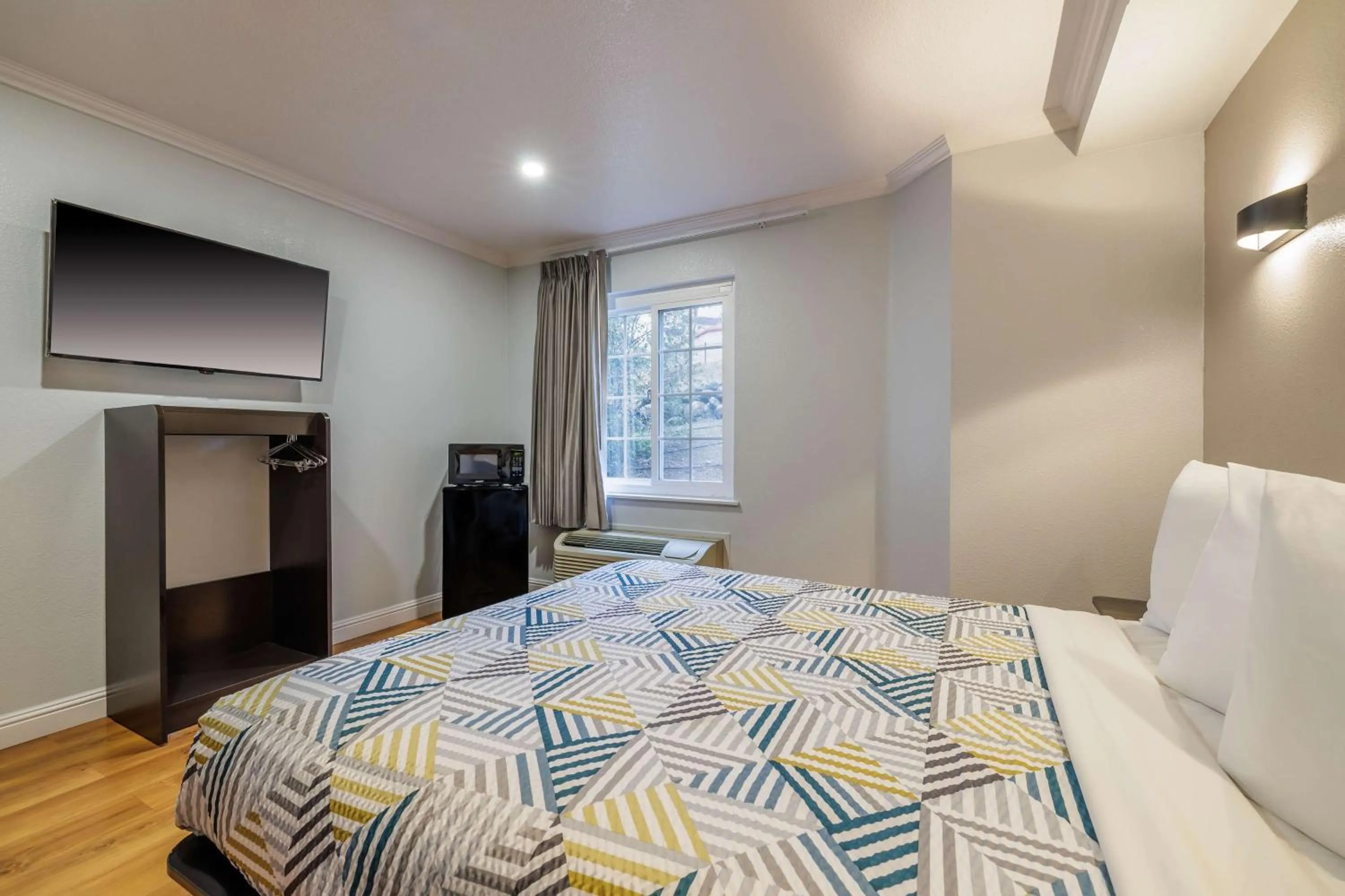 Bedroom, Bed in Motel 6-Auburn, CA