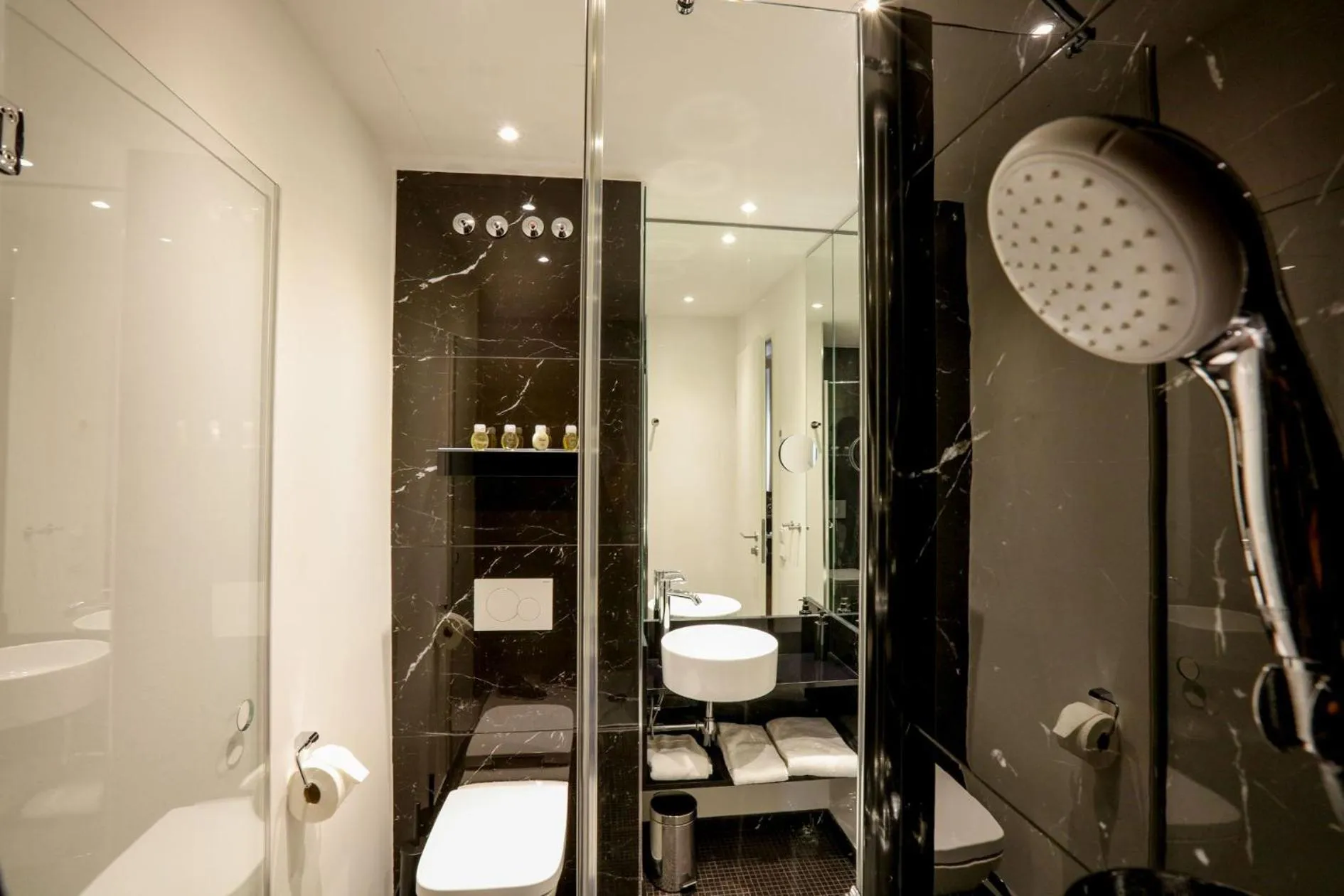 Bathroom in Best Western Plus Hotel Brueggen