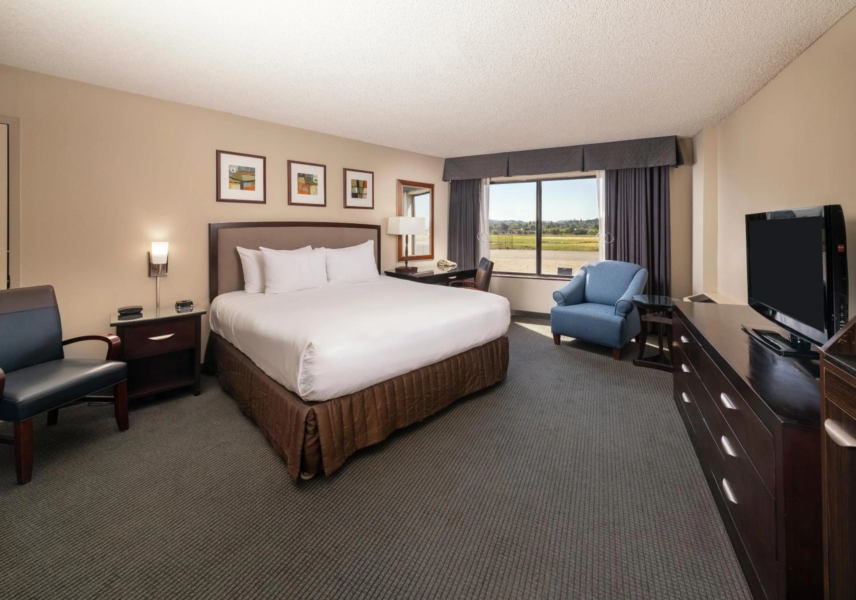 Photo of the whole room, Bed in Concord Plaza Hotel