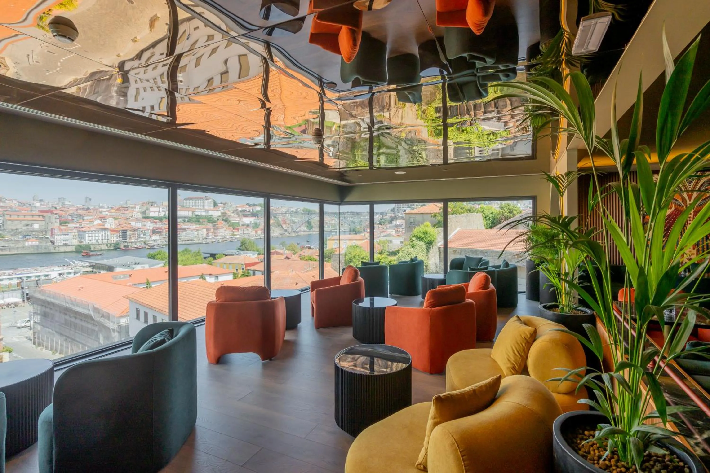 Lounge or bar in Hilton Porto Gaia