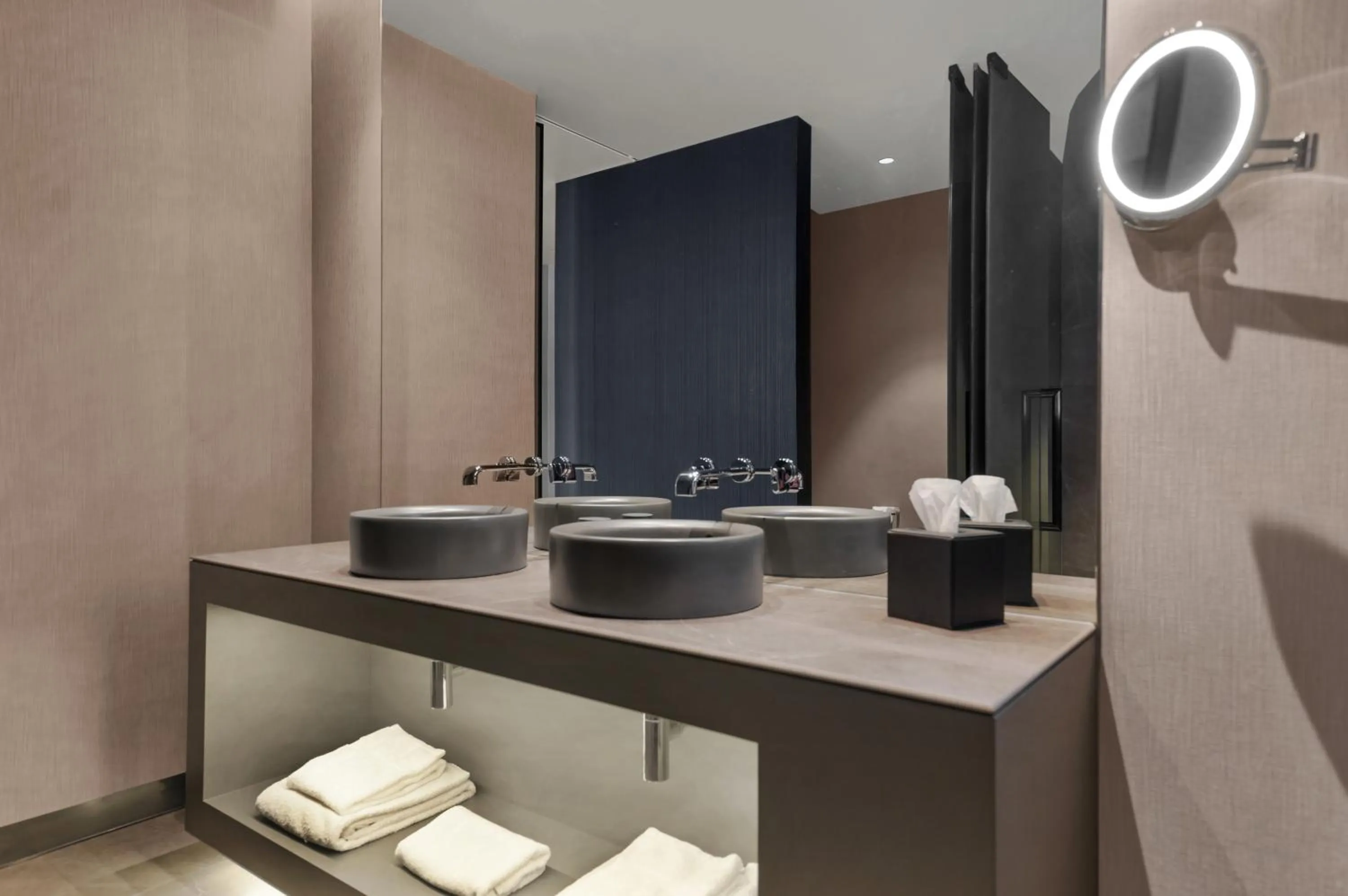 Toilet in Hilton Porto Gaia