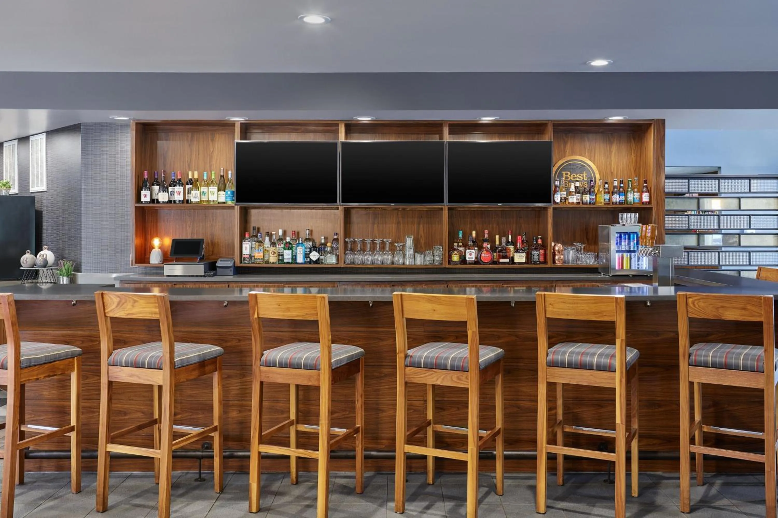 Lounge or bar in Four Points by Sheraton Salt Lake City Airport