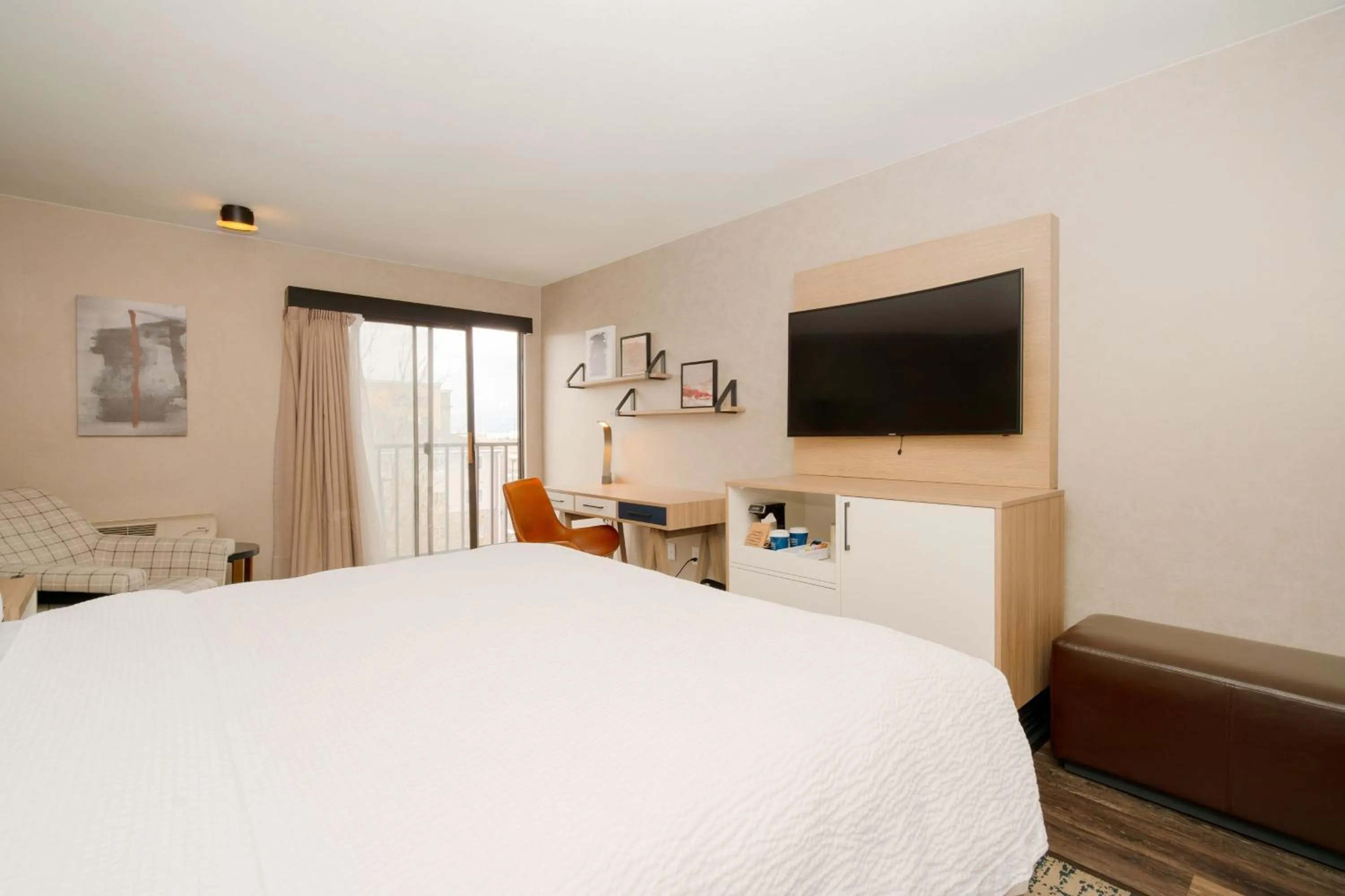 Photo of the whole room, Bed in Four Points by Sheraton Salt Lake City Airport