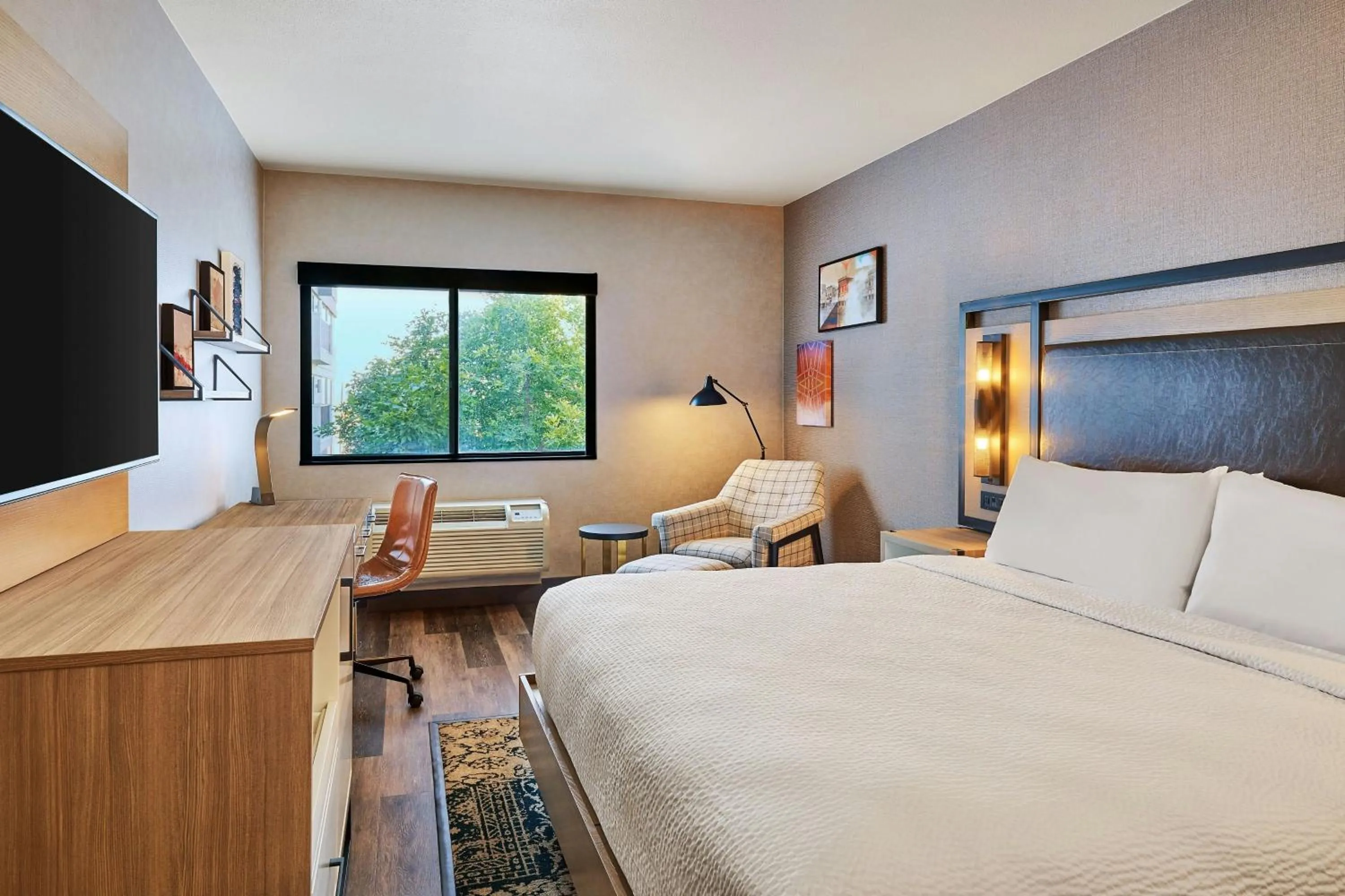 Photo of the whole room, Bed in Four Points by Sheraton Salt Lake City Airport