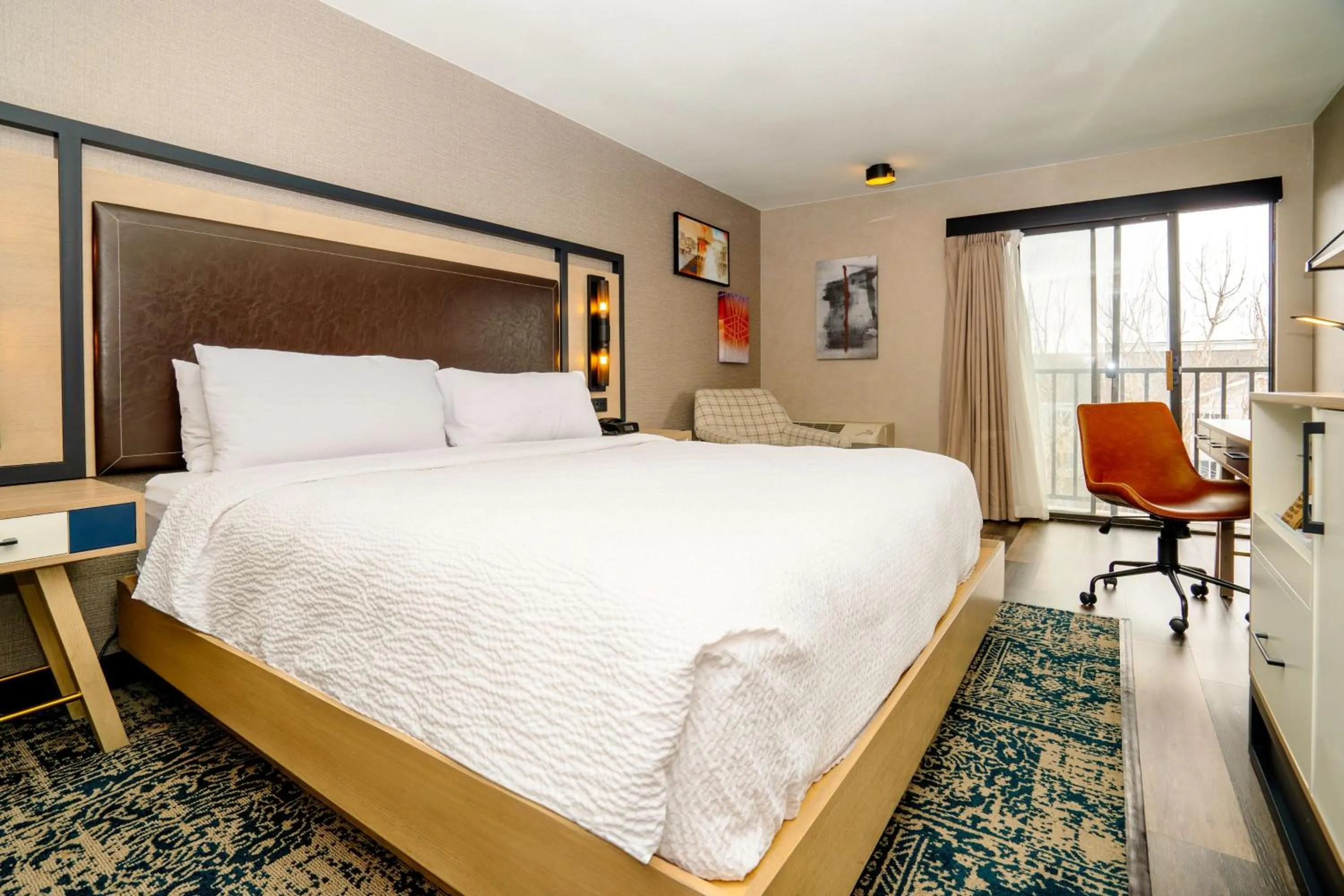 Photo of the whole room, Bed in Four Points by Sheraton Salt Lake City Airport