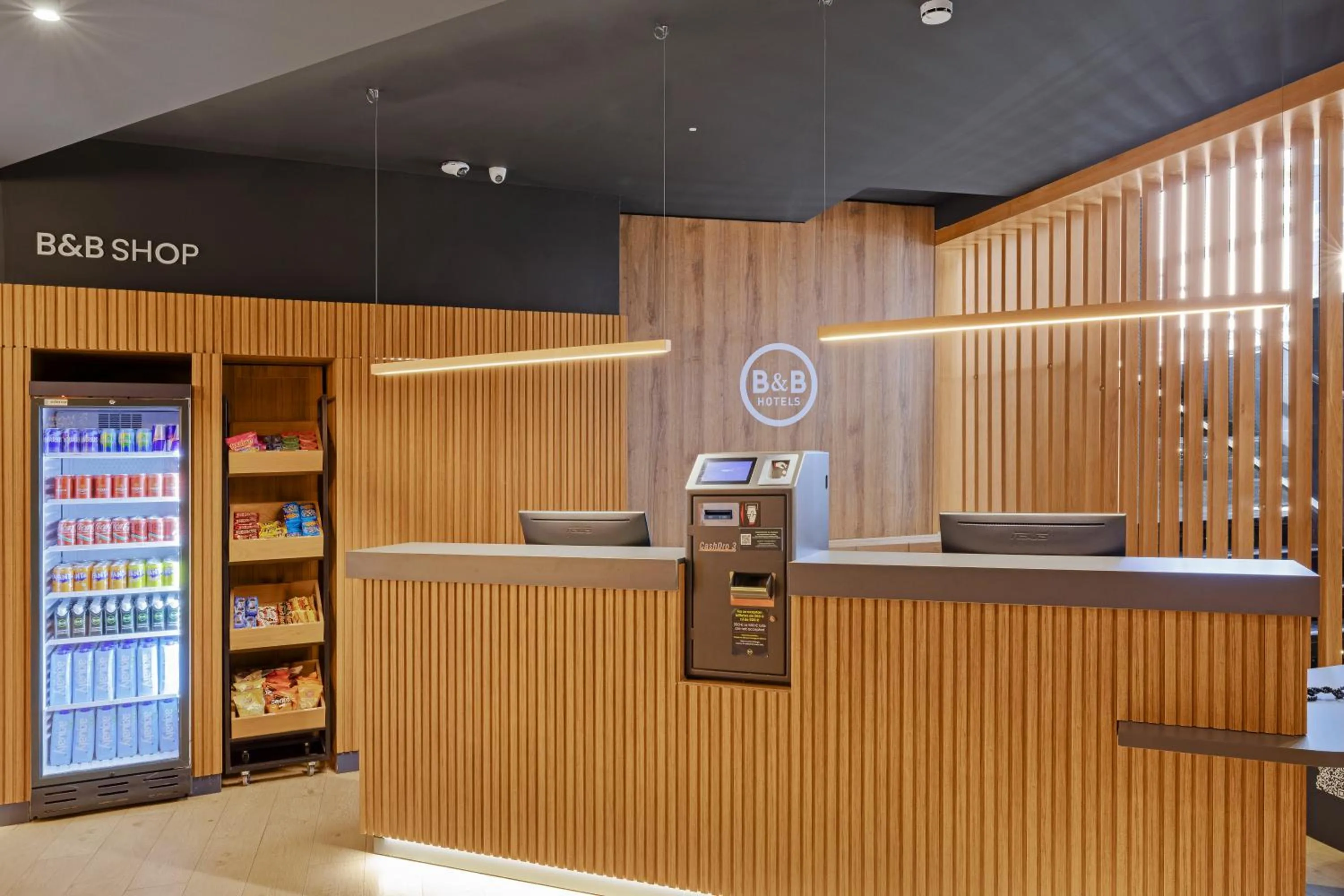 Lobby or reception in B&B HOTEL Málaga Centro