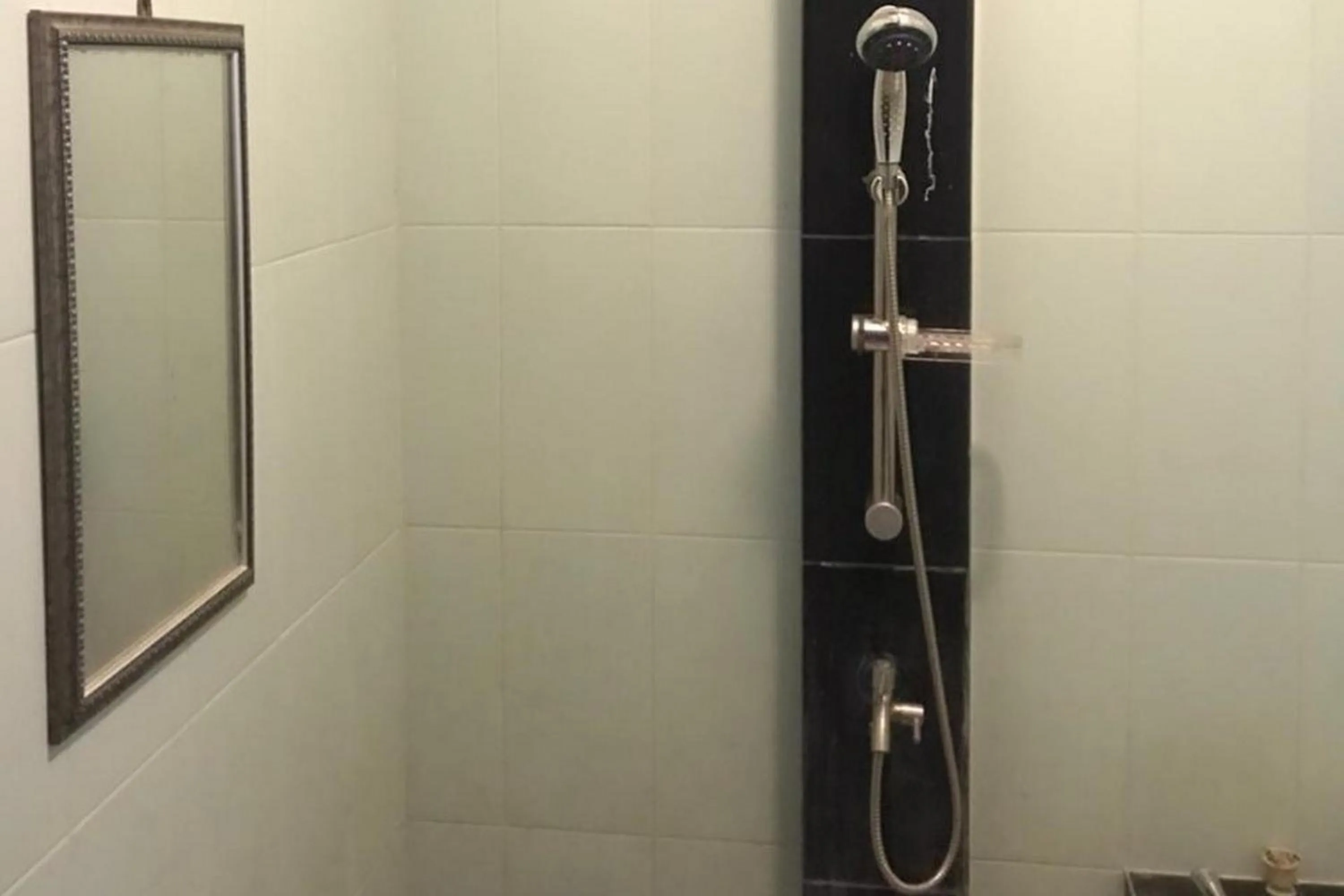 Bathroom in RedDoorz @ Jalan Gajah Mada Lampung