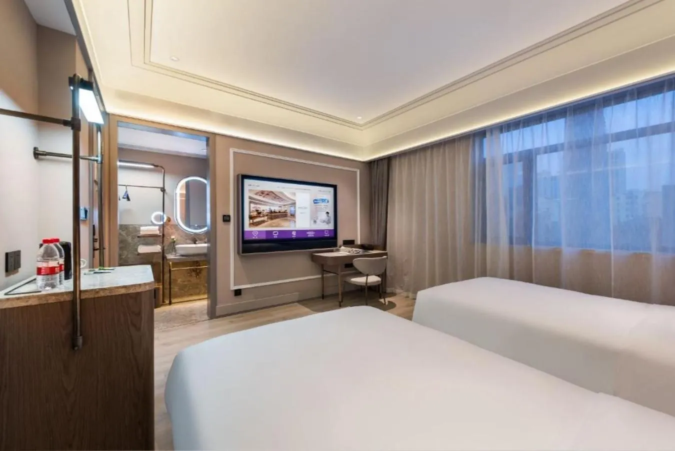 Photo of the whole room, Bed in Mercure Qingdao Downtown
