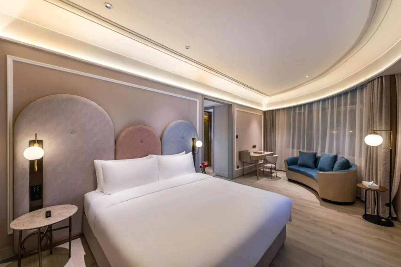 Photo of the whole room, Bed in Mercure Qingdao Downtown