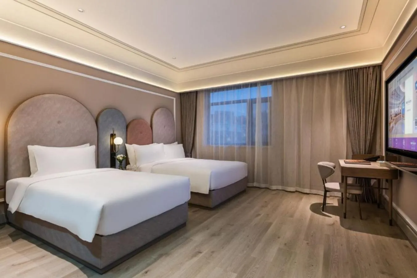 Photo of the whole room, Bed in Mercure Qingdao Downtown