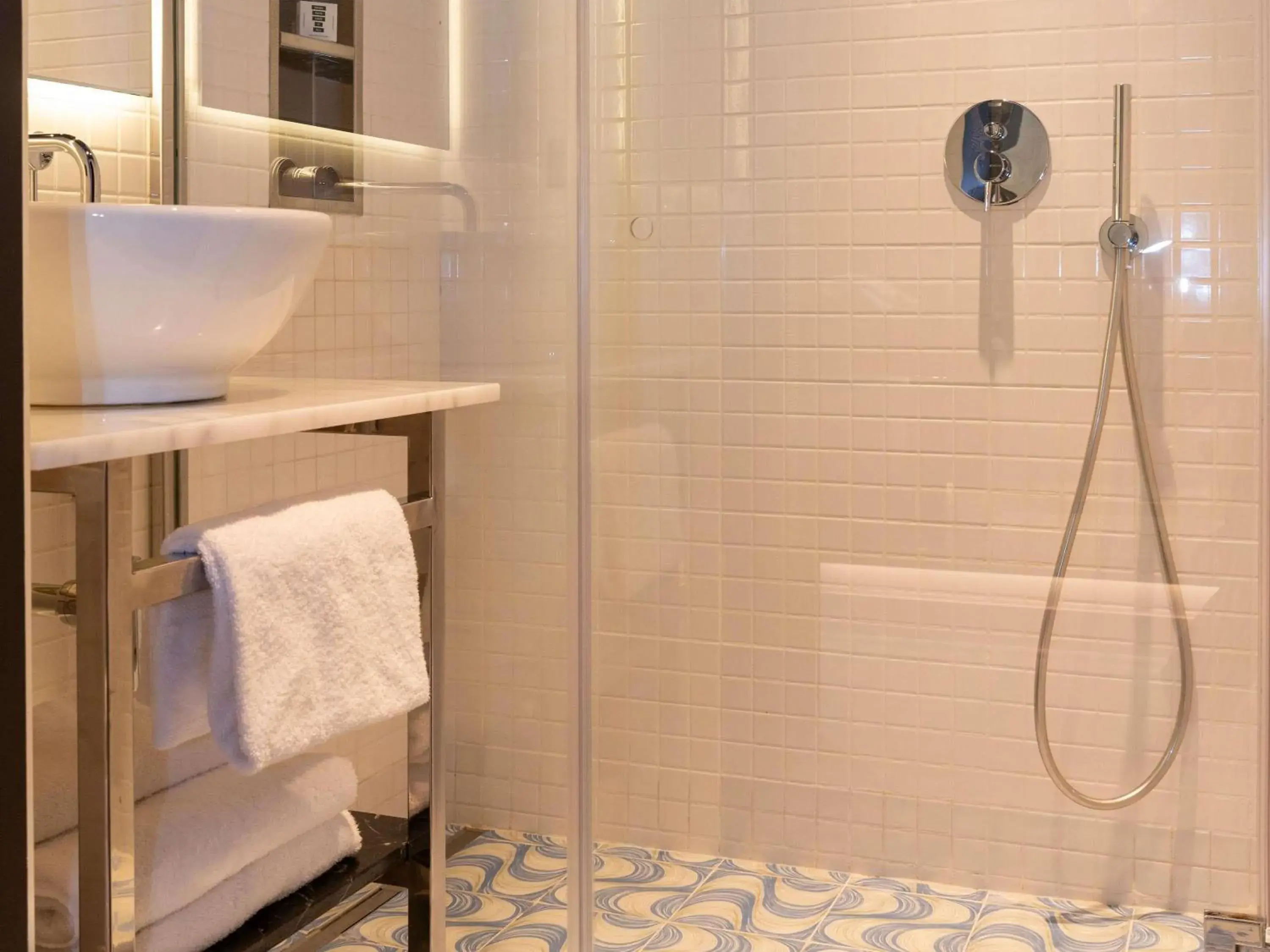 Medium Mama Double Room with King Bed and Avenue View in Mama Shelter Lisboa Medium Mama Double Room with King Bed and Avenue View in Mama Shelter Lisboa