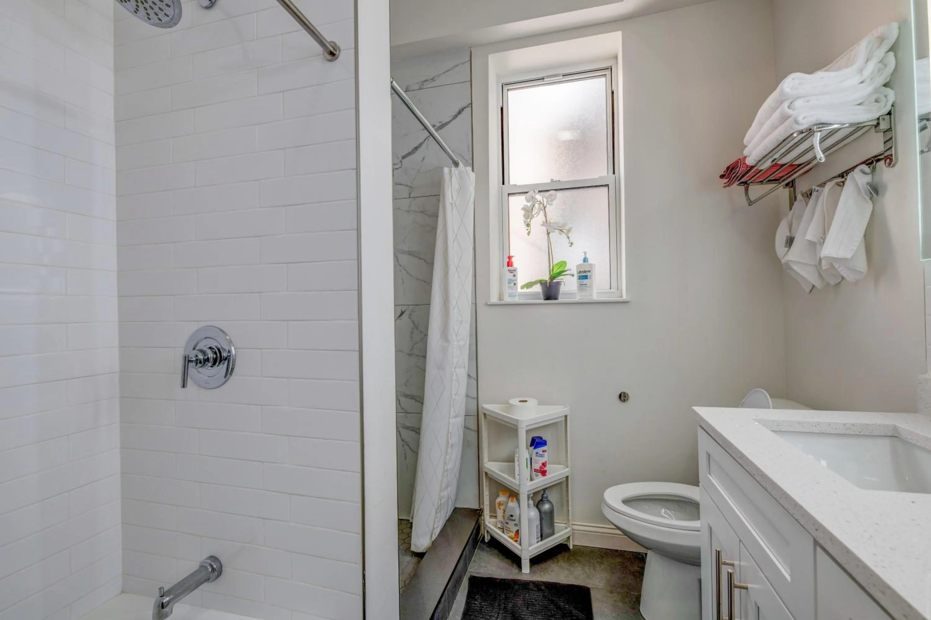 Spacious 5-BR Apt next to transit Free Parking