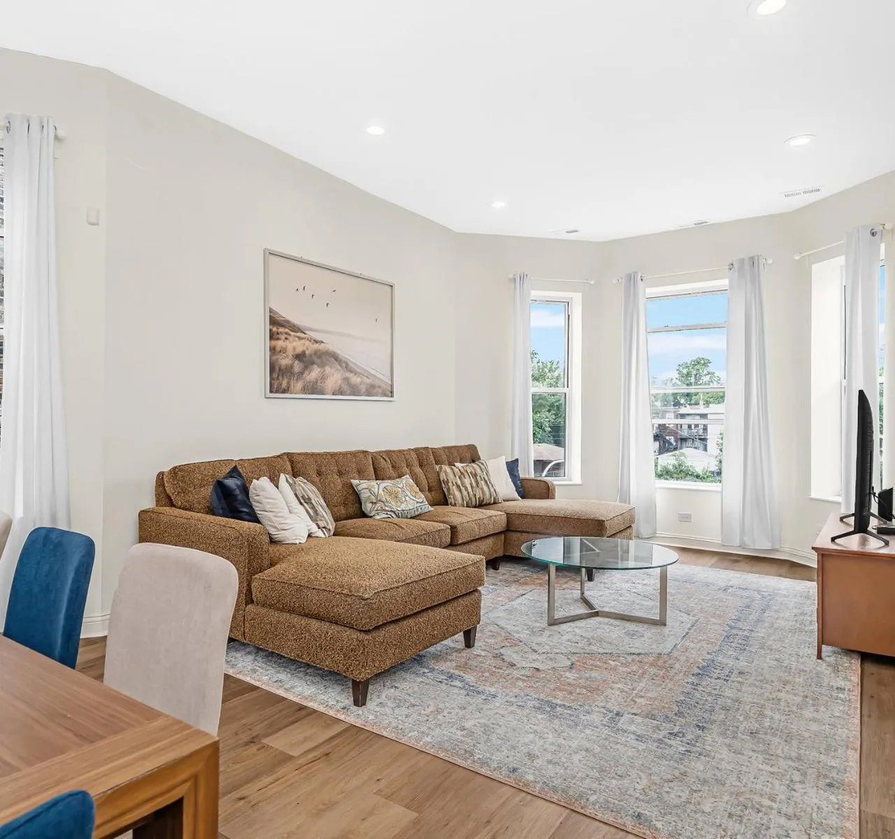 Living room in Spacious 5-BR Apt next to transit Free Parking