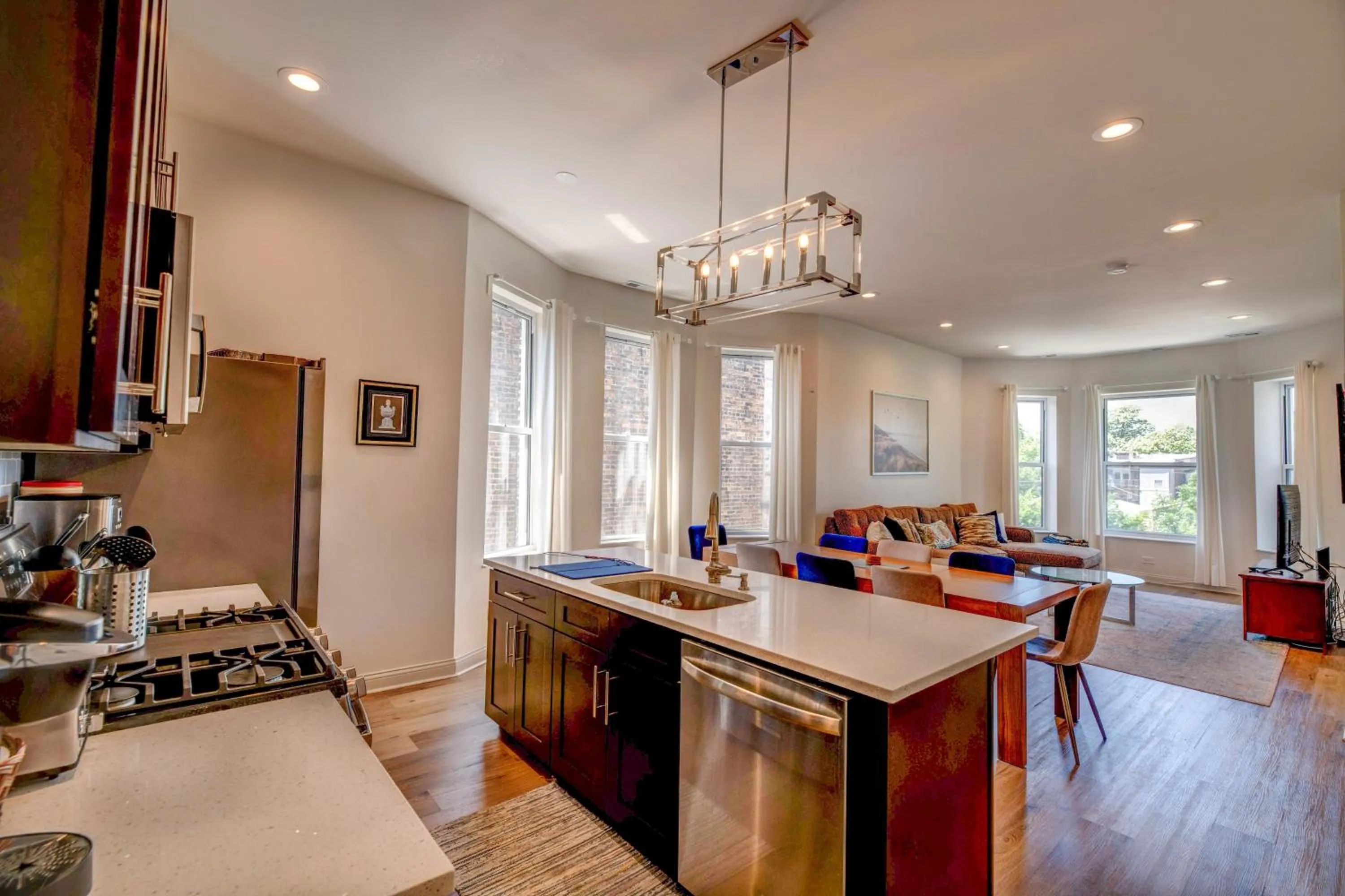 Spacious 5-BR Apt next to transit Free Parking