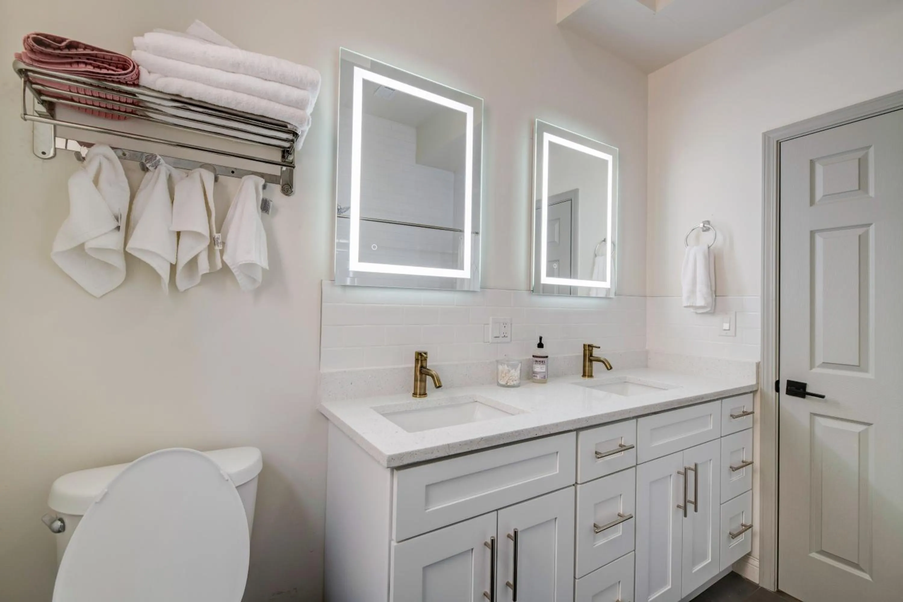 Spacious 5-BR Apt next to transit Free Parking