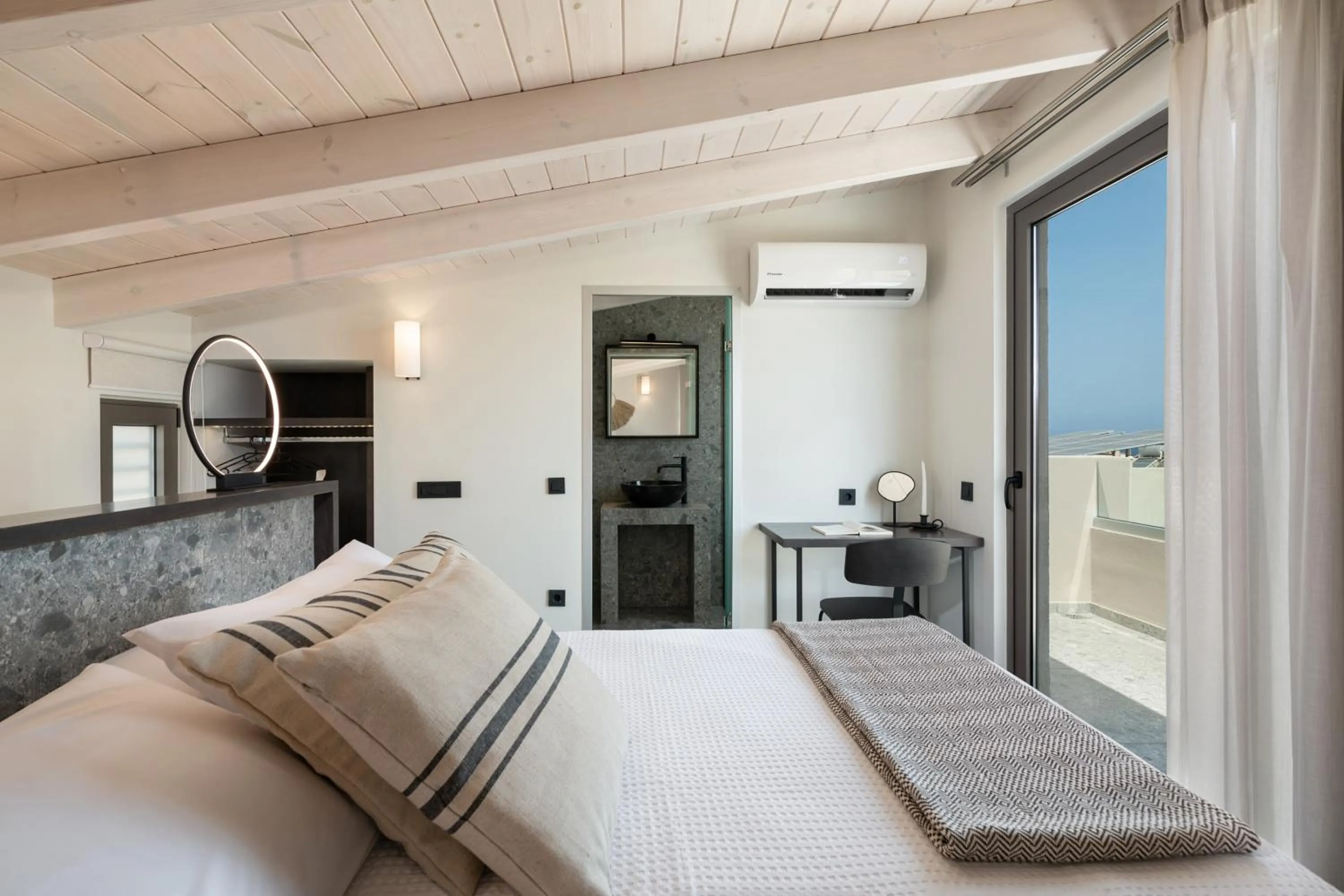 Photo of the whole room, Bed in Casa Nostos