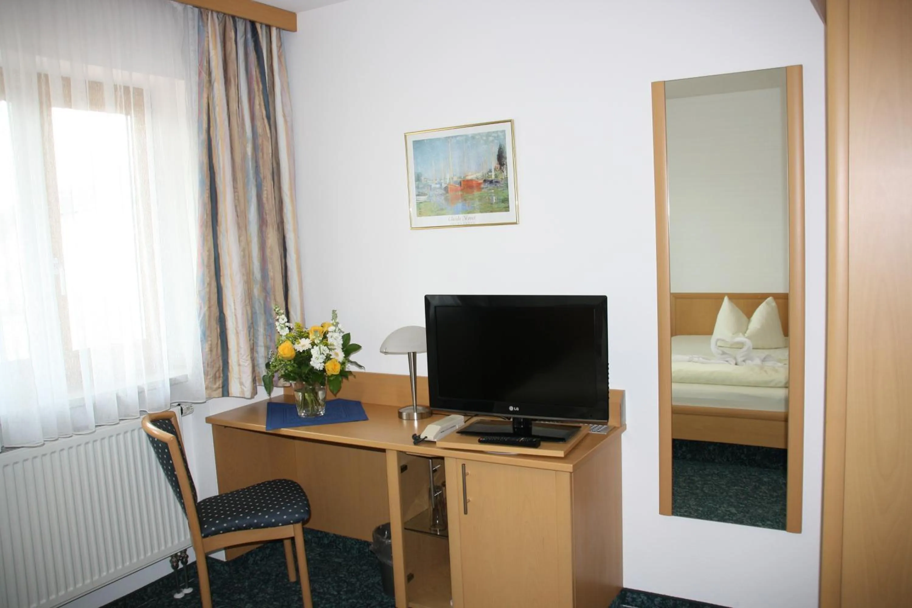 Seating area, Bed in Hotel Jagermo