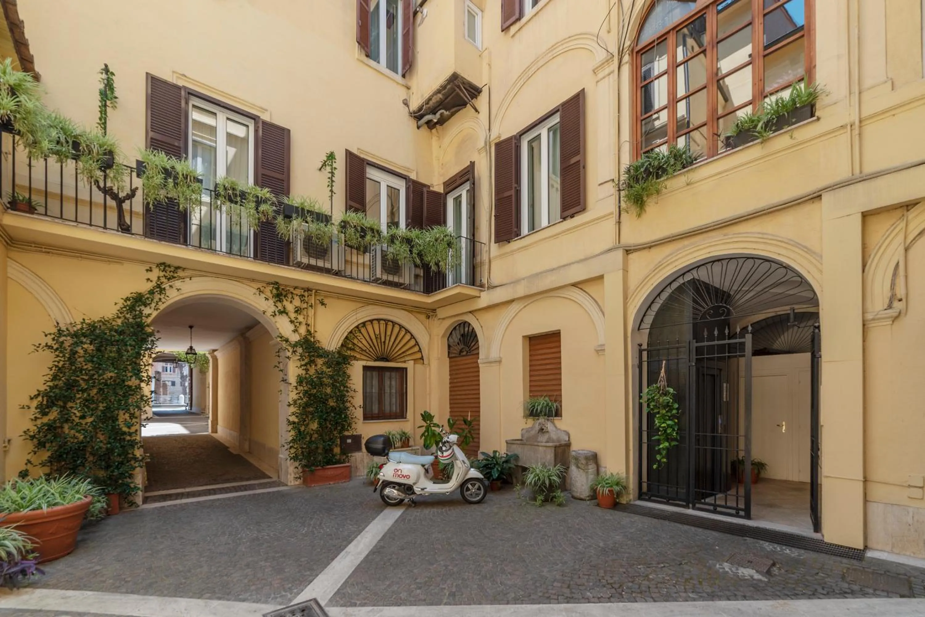 Facade/entrance in Largo di Torre Argentina Apartment