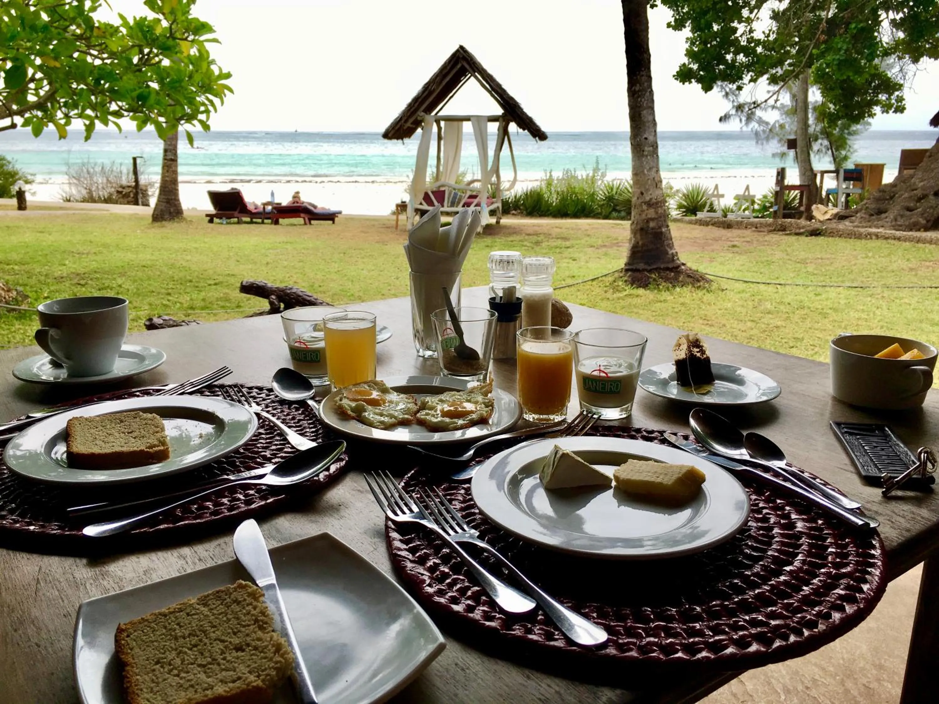 Restaurant/places to eat in Eleven Pearl Boutique Hotel & Spa