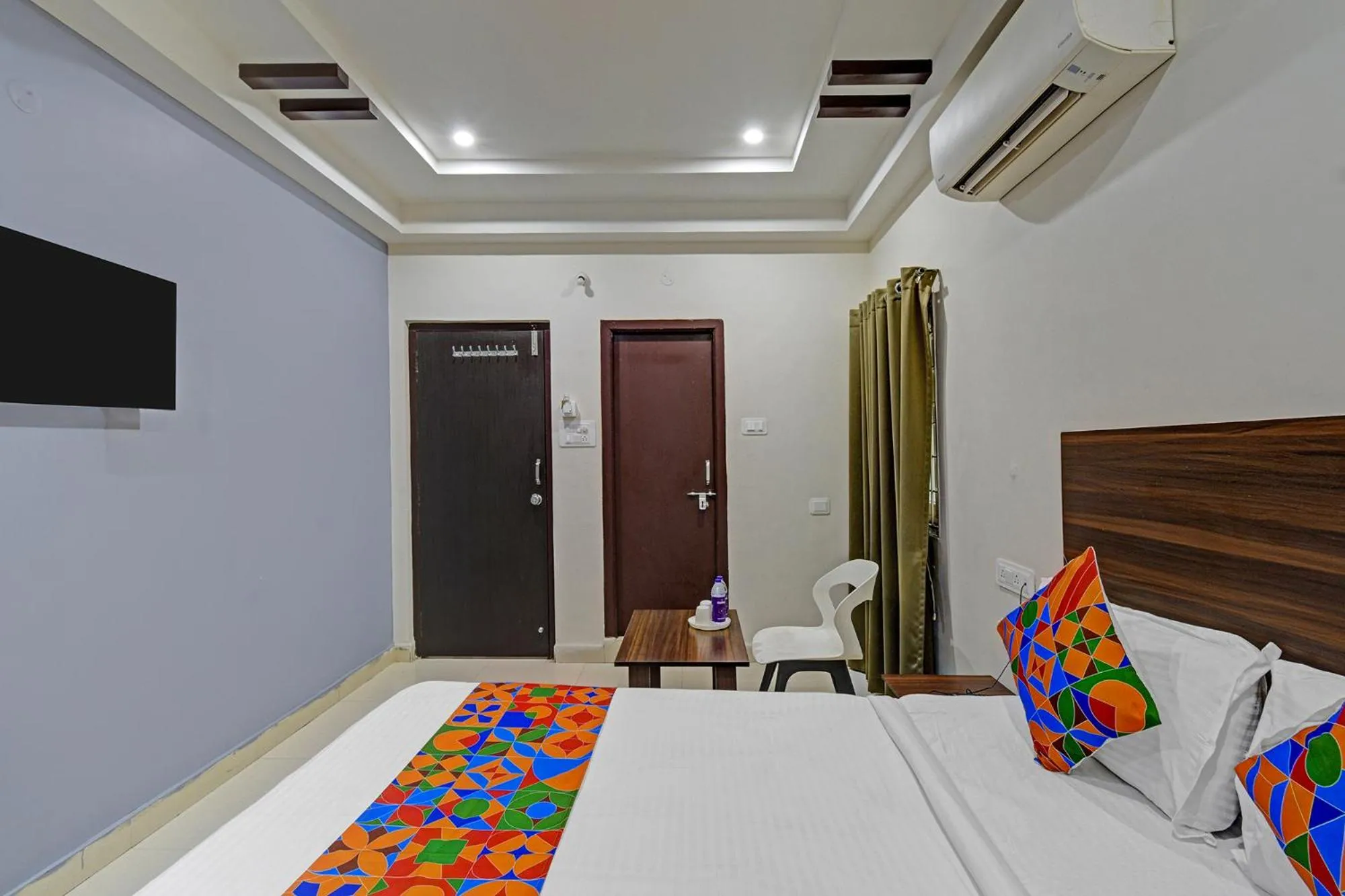 Bed in FabHotel White House Leo