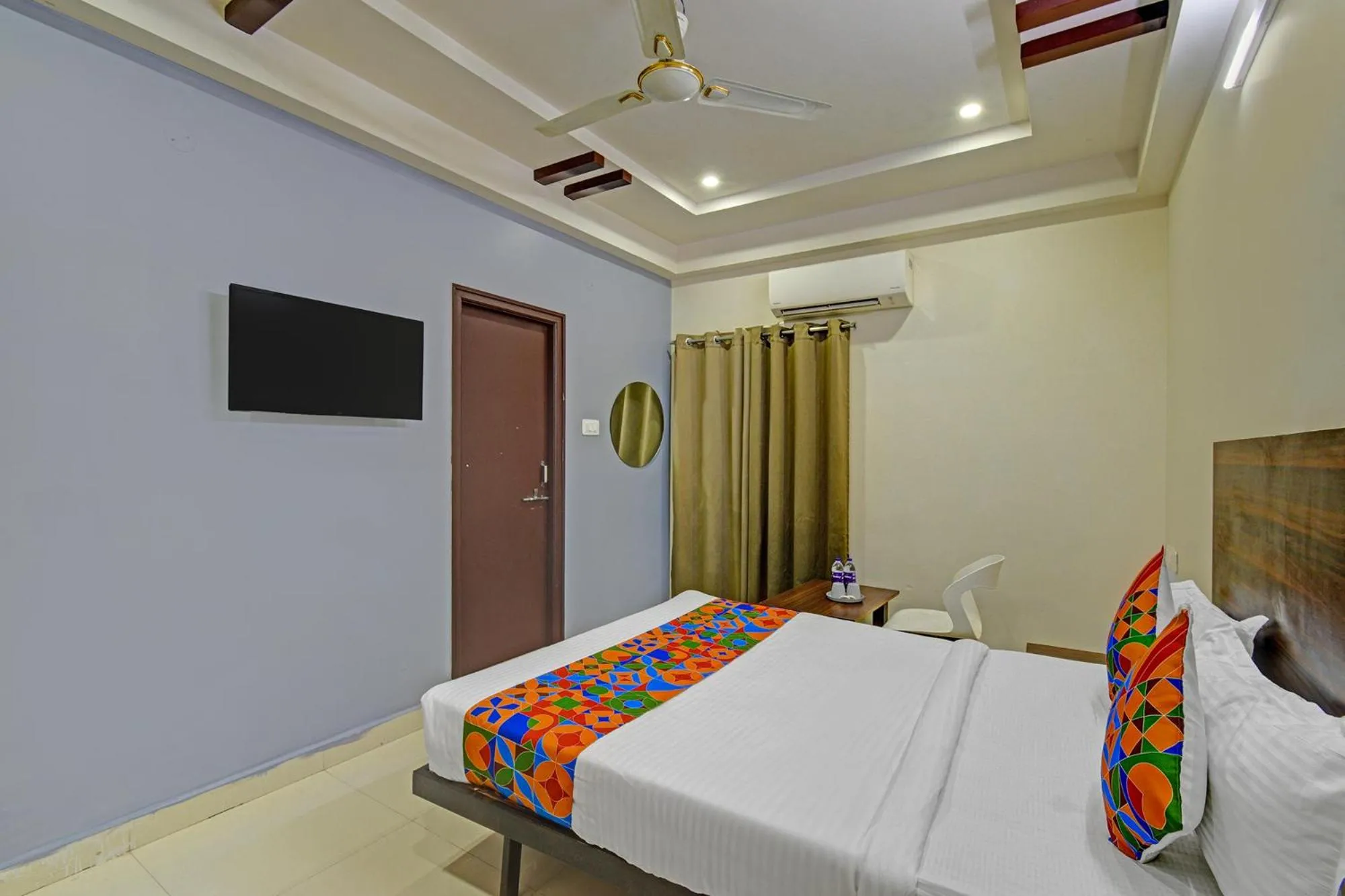 Bed in FabHotel White House Leo