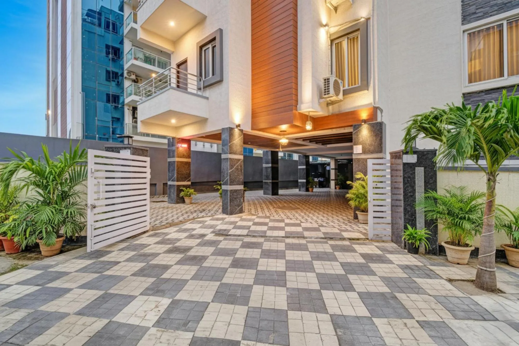 Facade/entrance in FabHotel White House Leo