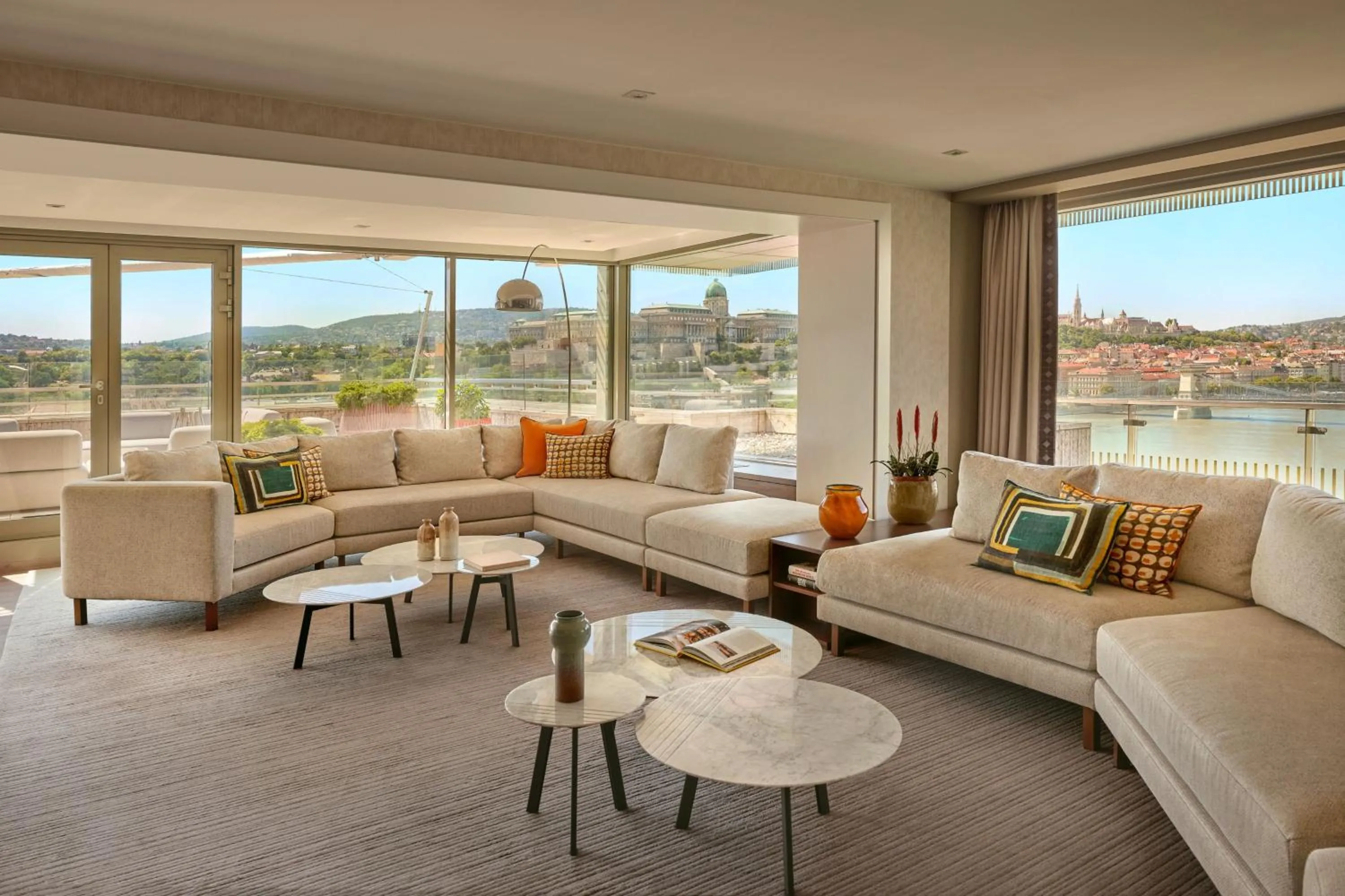 Living room in Budapest Marriott Hotel