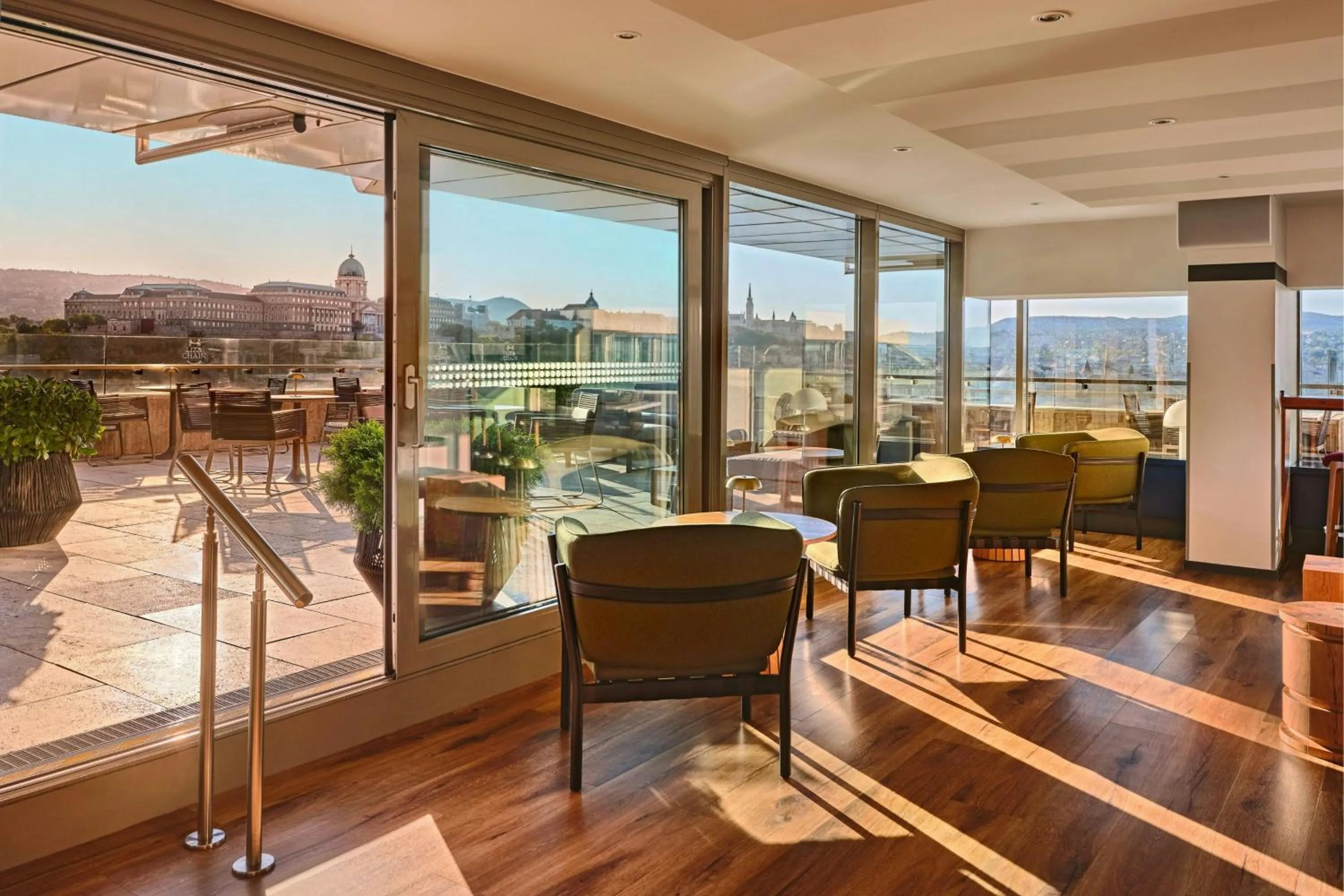 Lounge or bar in Budapest Marriott Hotel