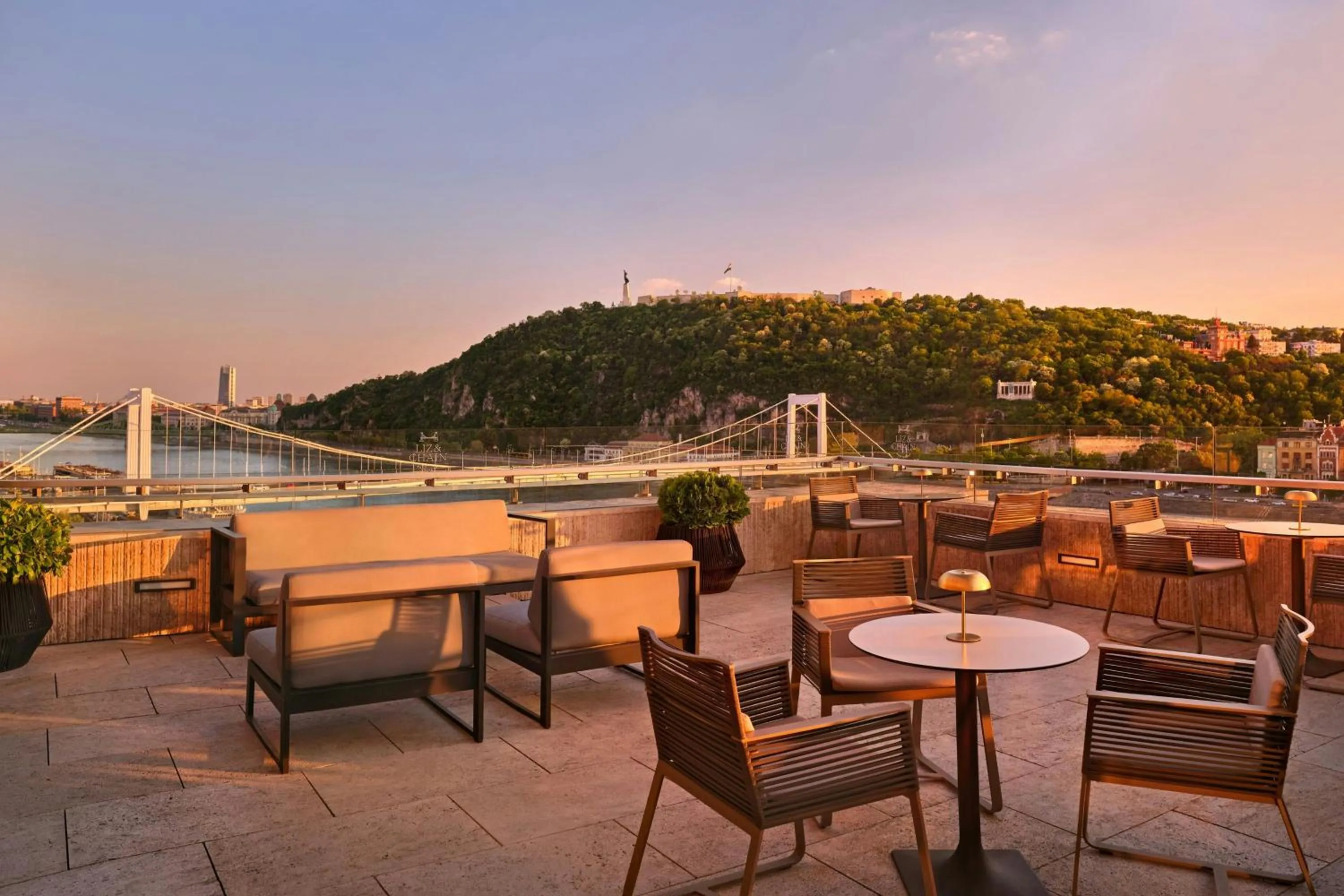 Lounge or bar in Budapest Marriott Hotel