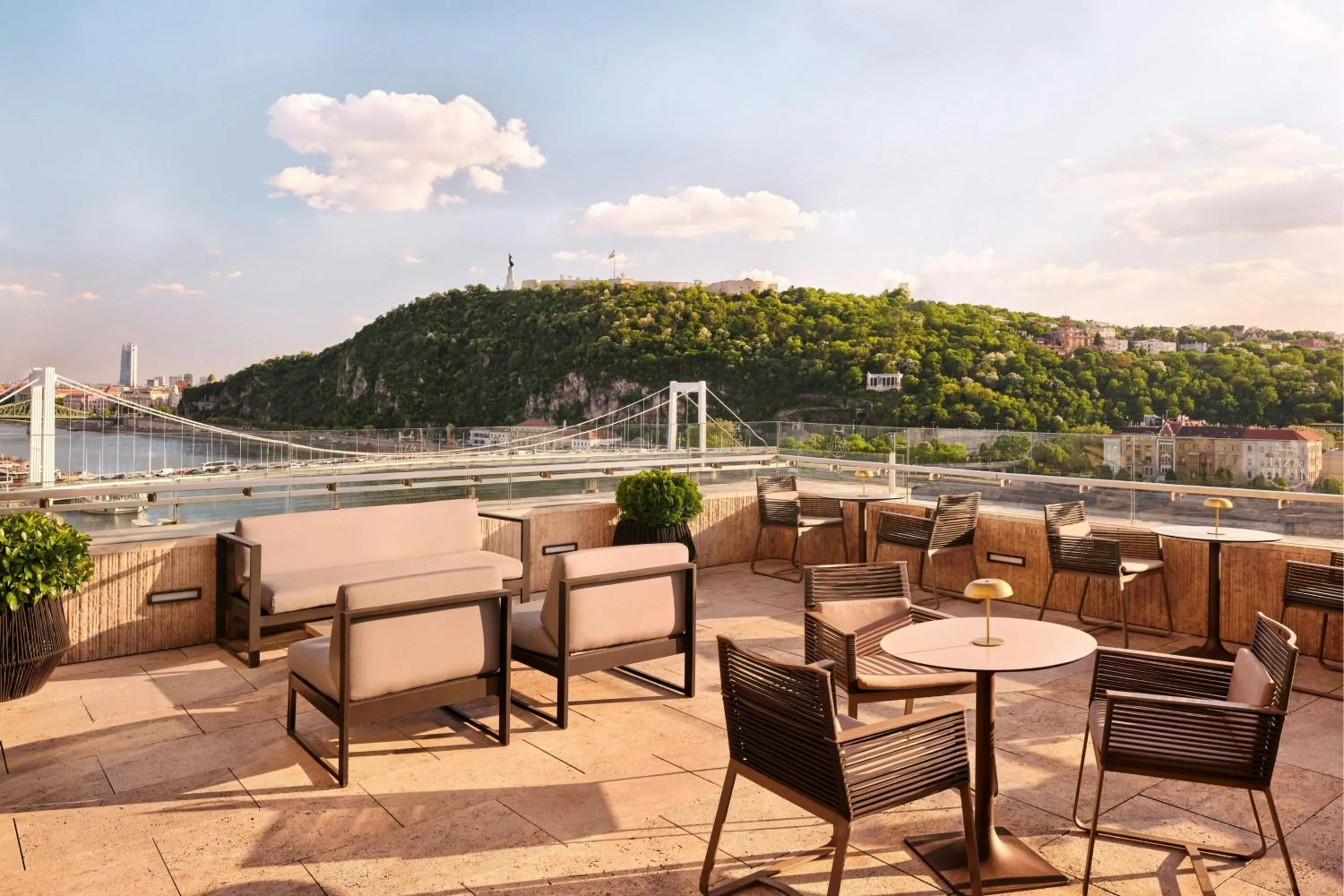Lounge or bar in Budapest Marriott Hotel