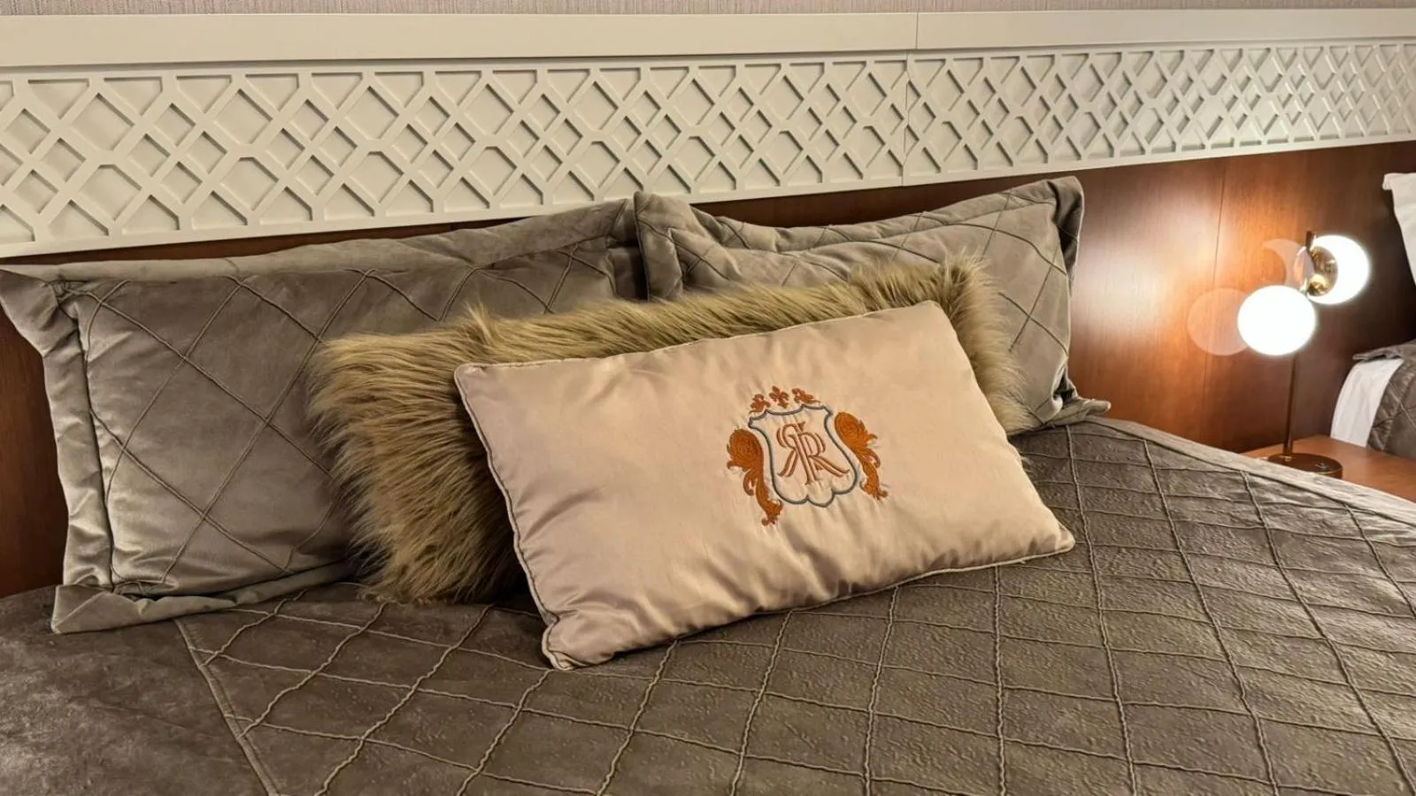 Bedroom, Bed in Hotel e Restaurante GIRATÓRIO RF Vision - A melhor vista 360 de Gramado