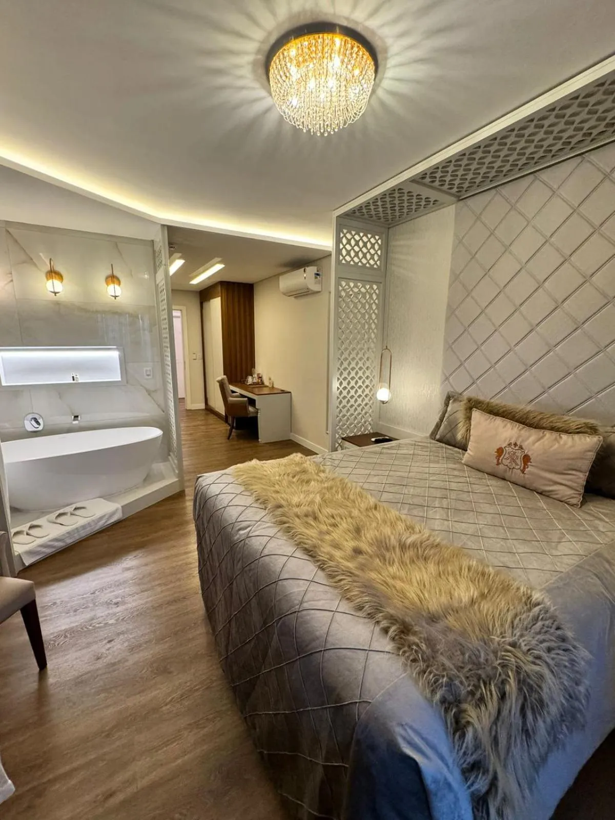 Bedroom, Bed in Hotel e Restaurante GIRATÓRIO RF Vision - A melhor vista 360 de Gramado