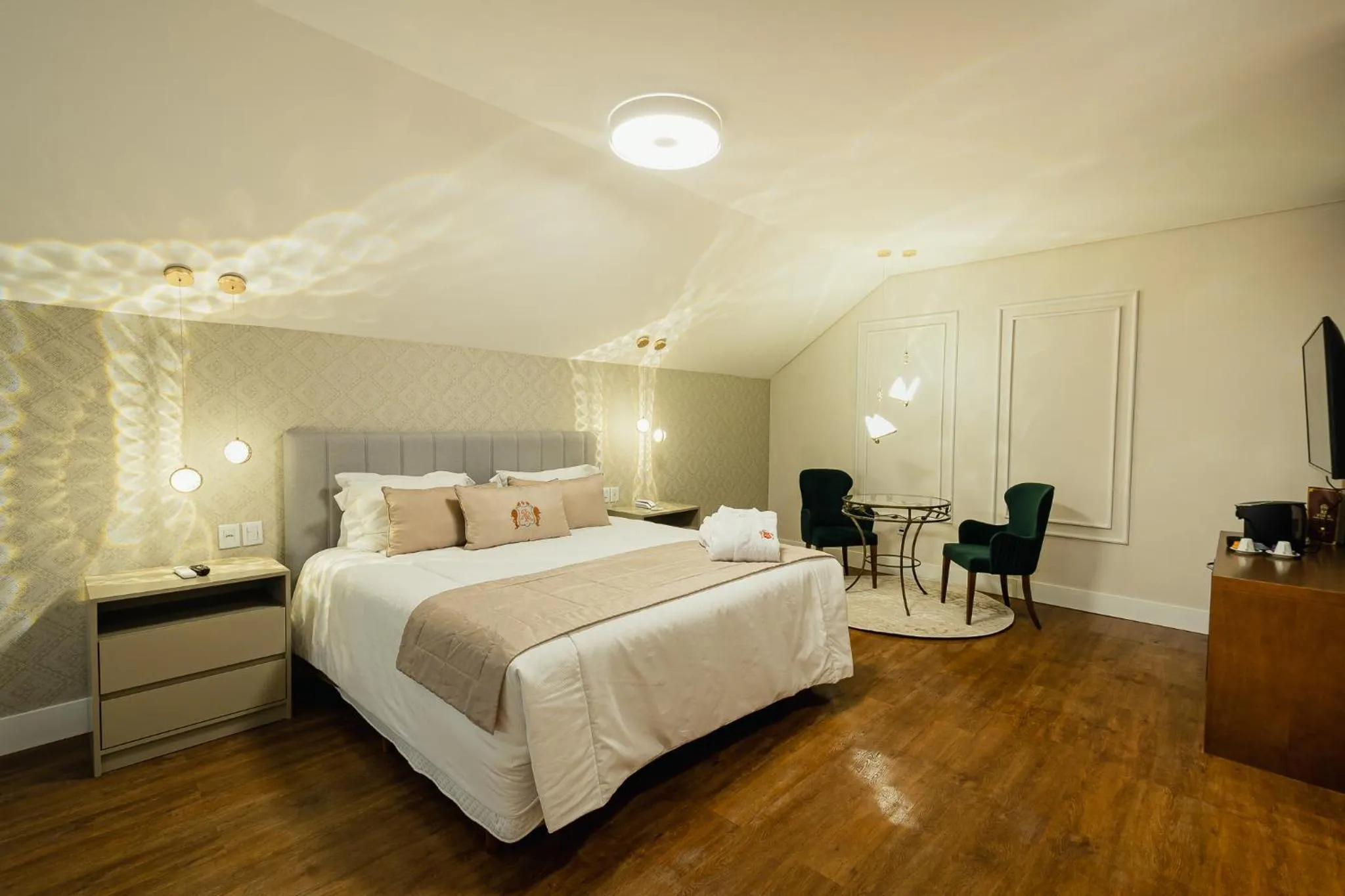 Decorative detail, Bed in Hotel e Restaurante GIRATÓRIO RF Vision - A melhor vista 360 de Gramado