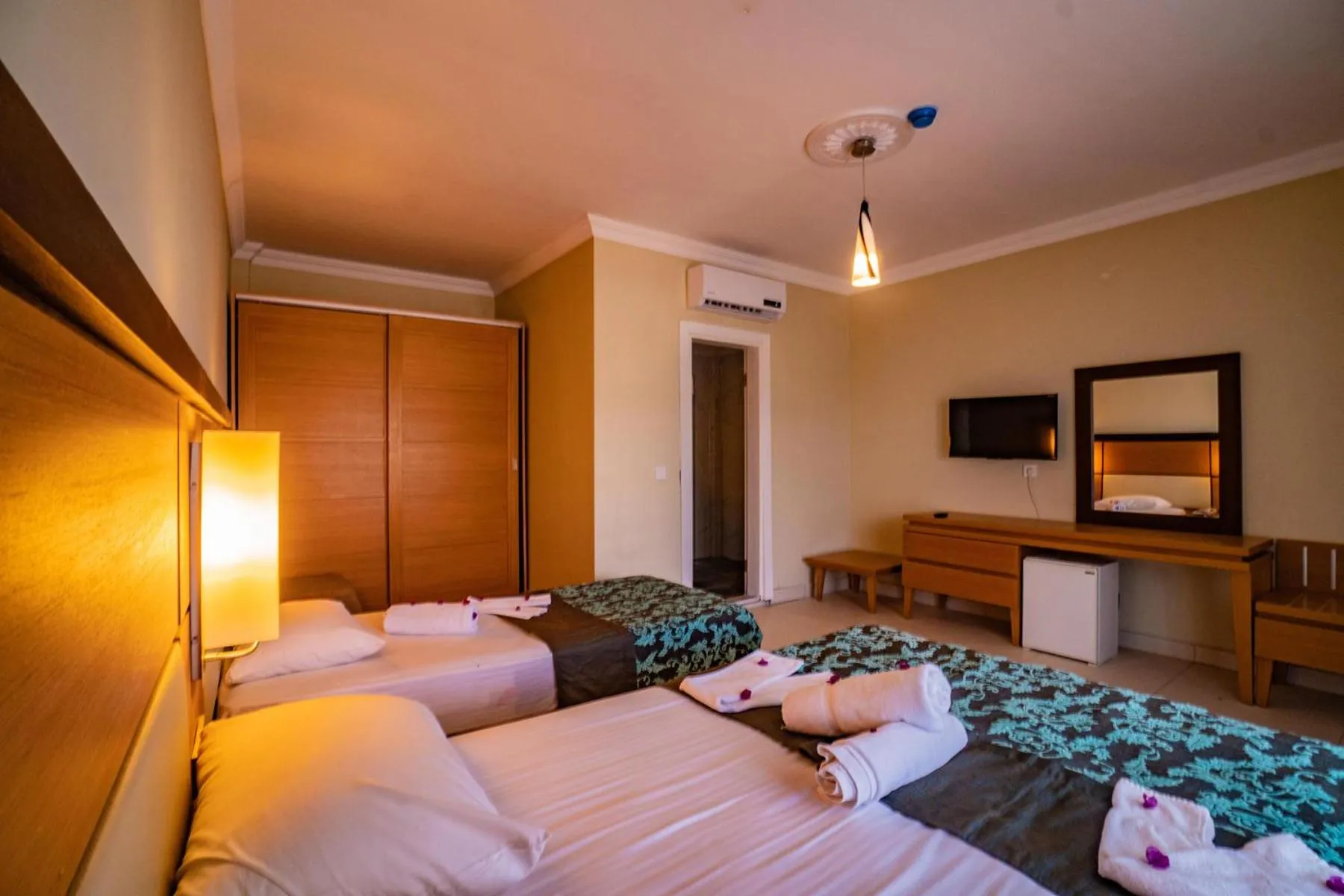 Bed in Prenses Sealine Beach Hotel