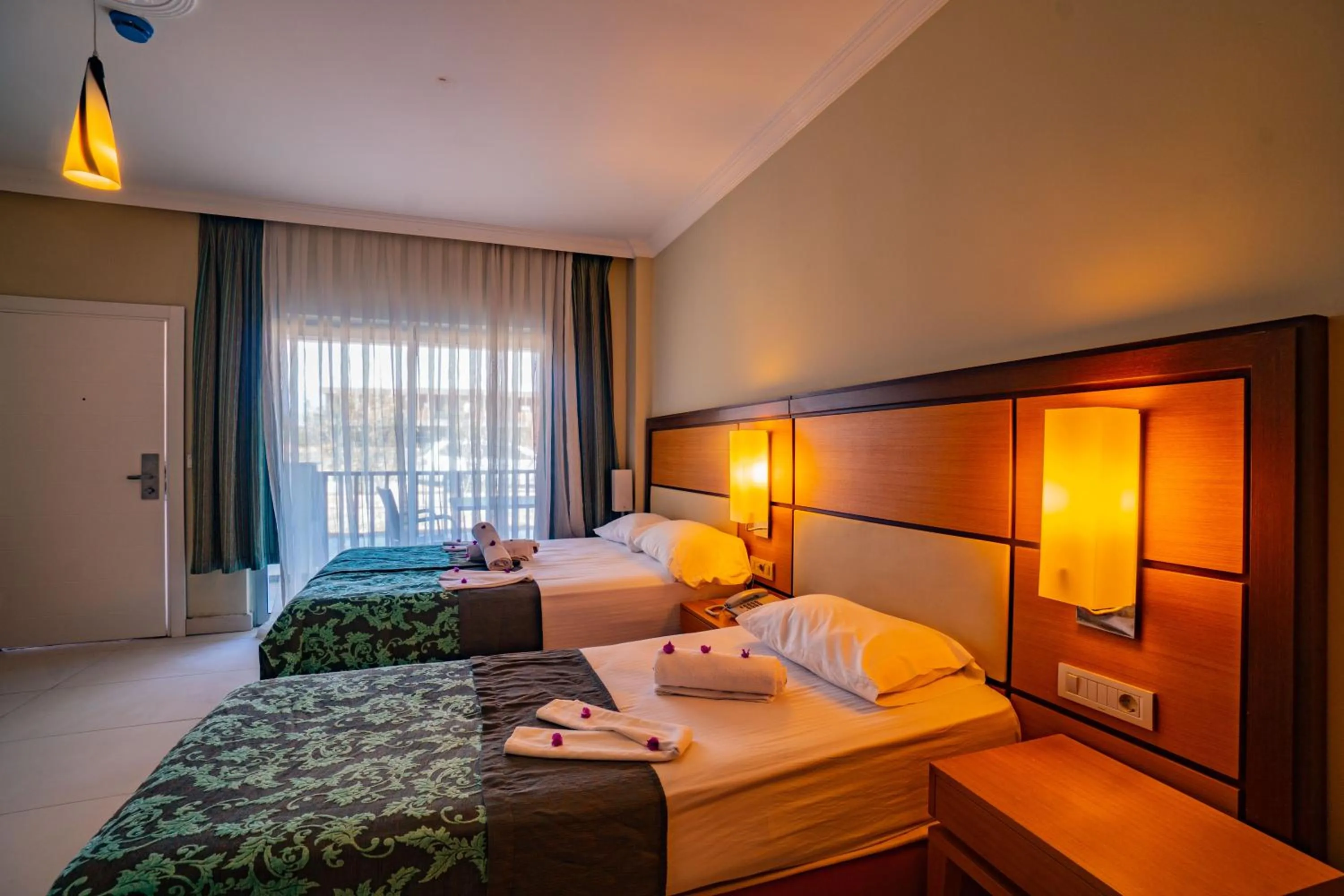 Bed in Prenses Sealine Beach Hotel